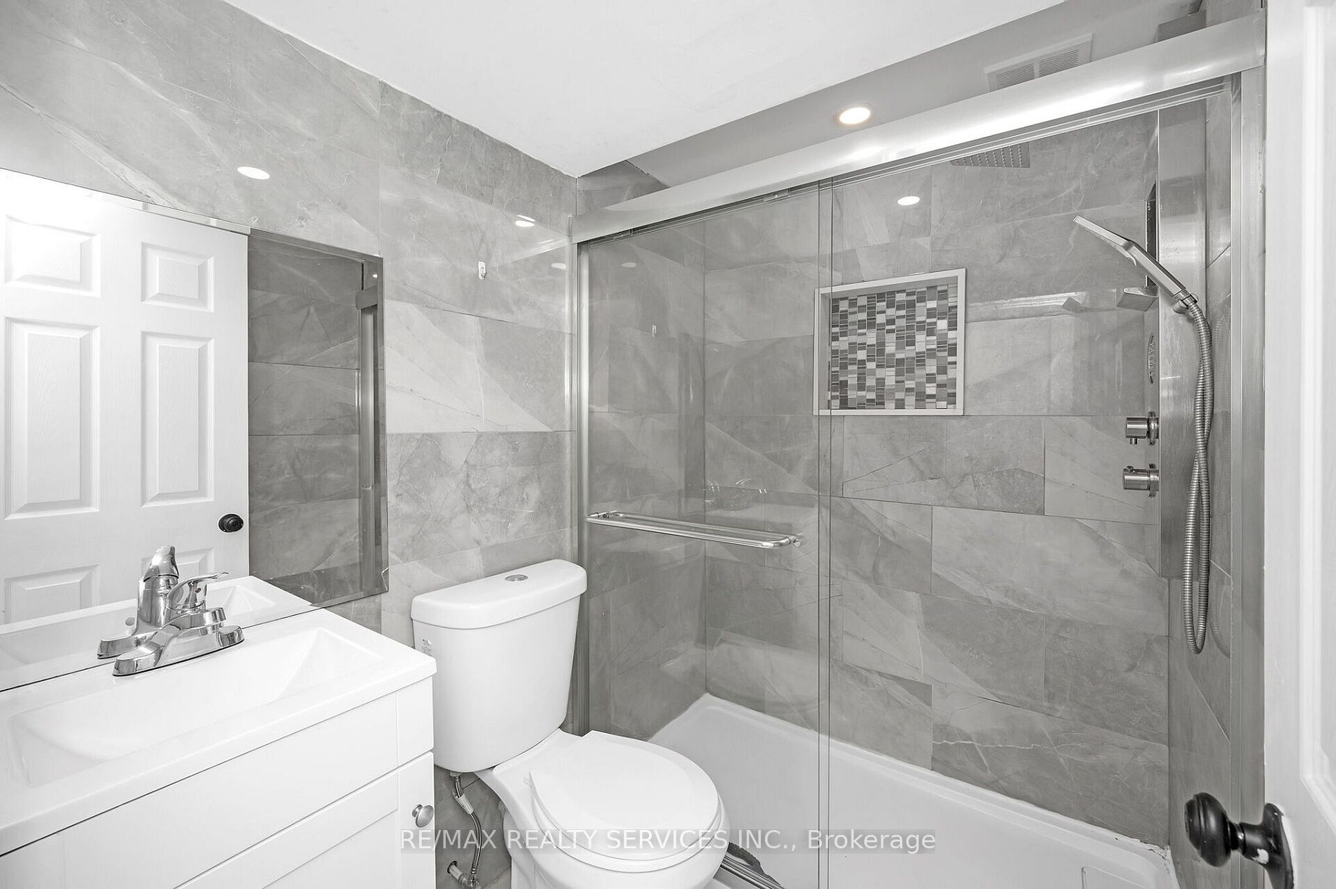 738 Briar Cres