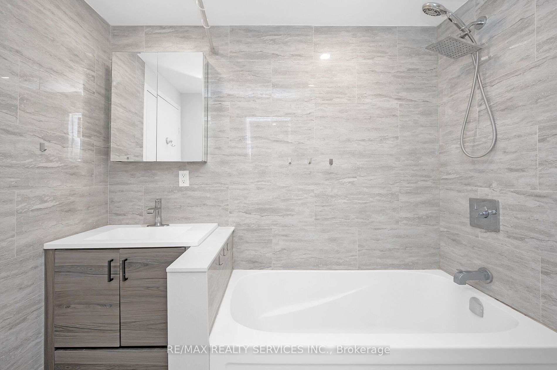 738 Briar Cres
