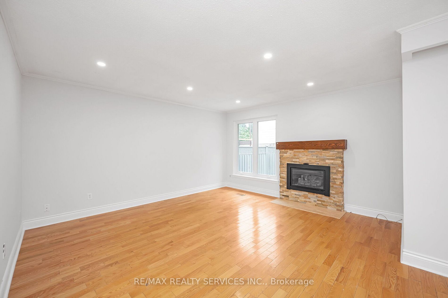 738 Briar Cres