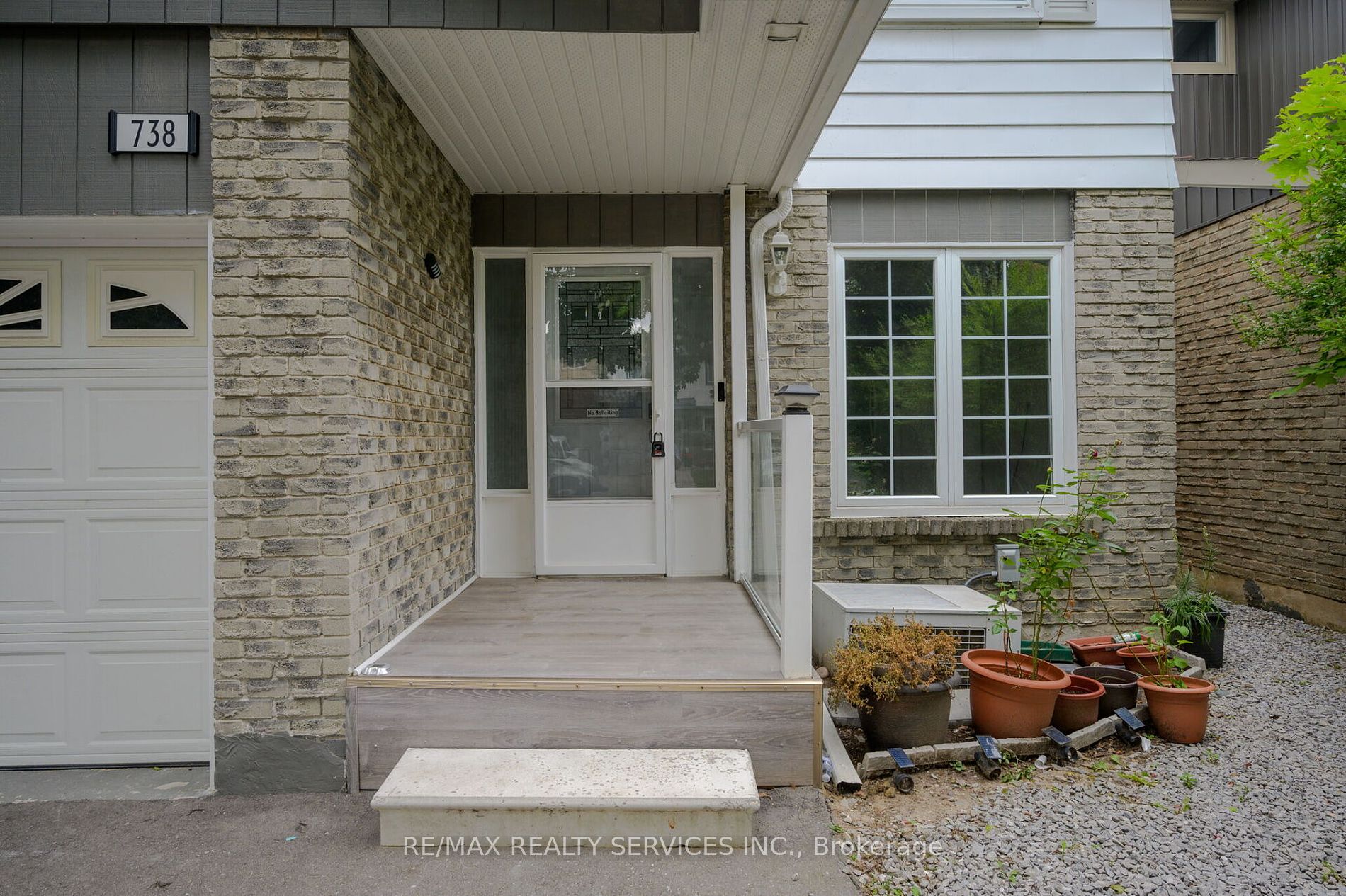 738 Briar Cres