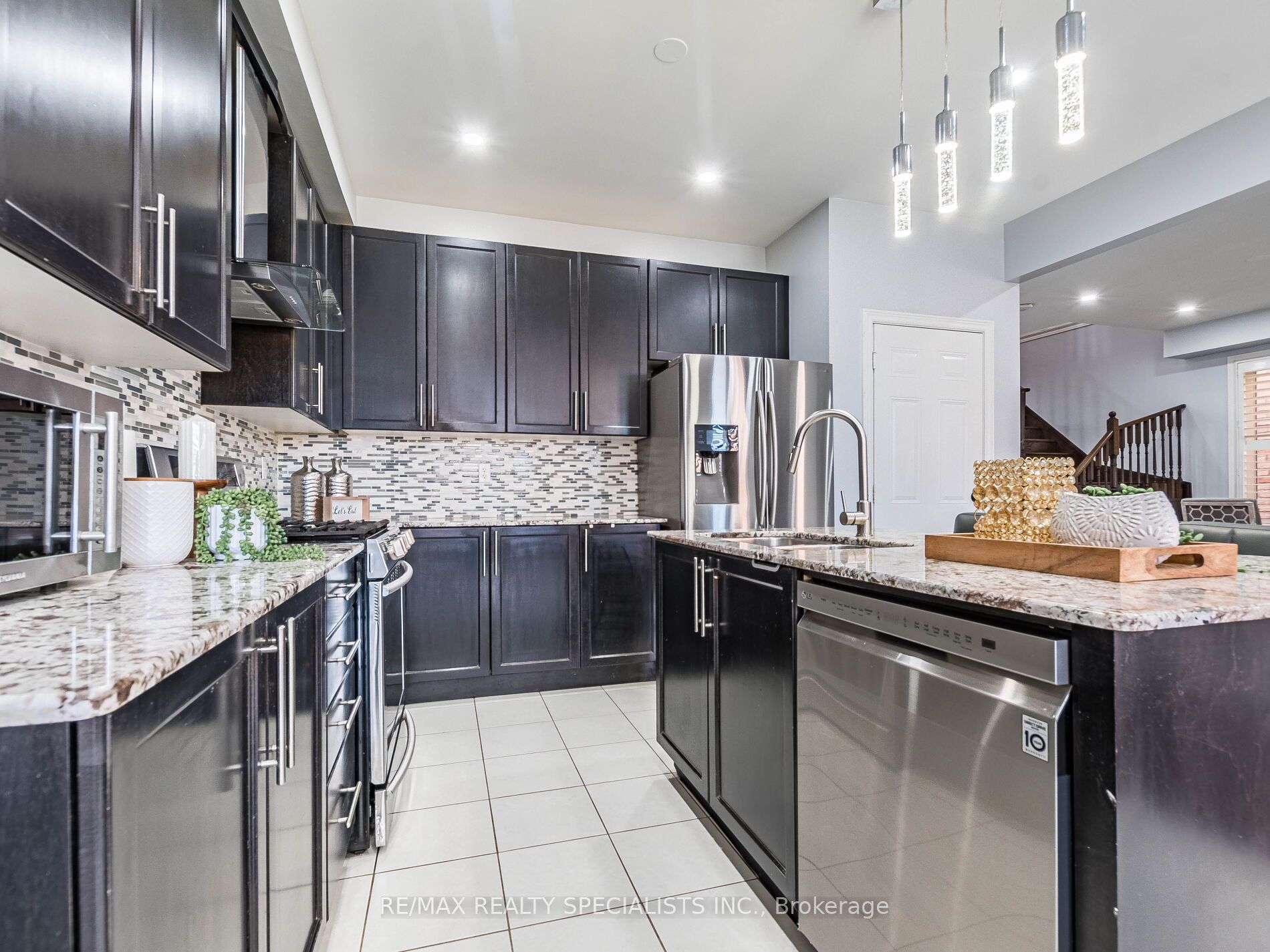 107 Aylesbury Dr E