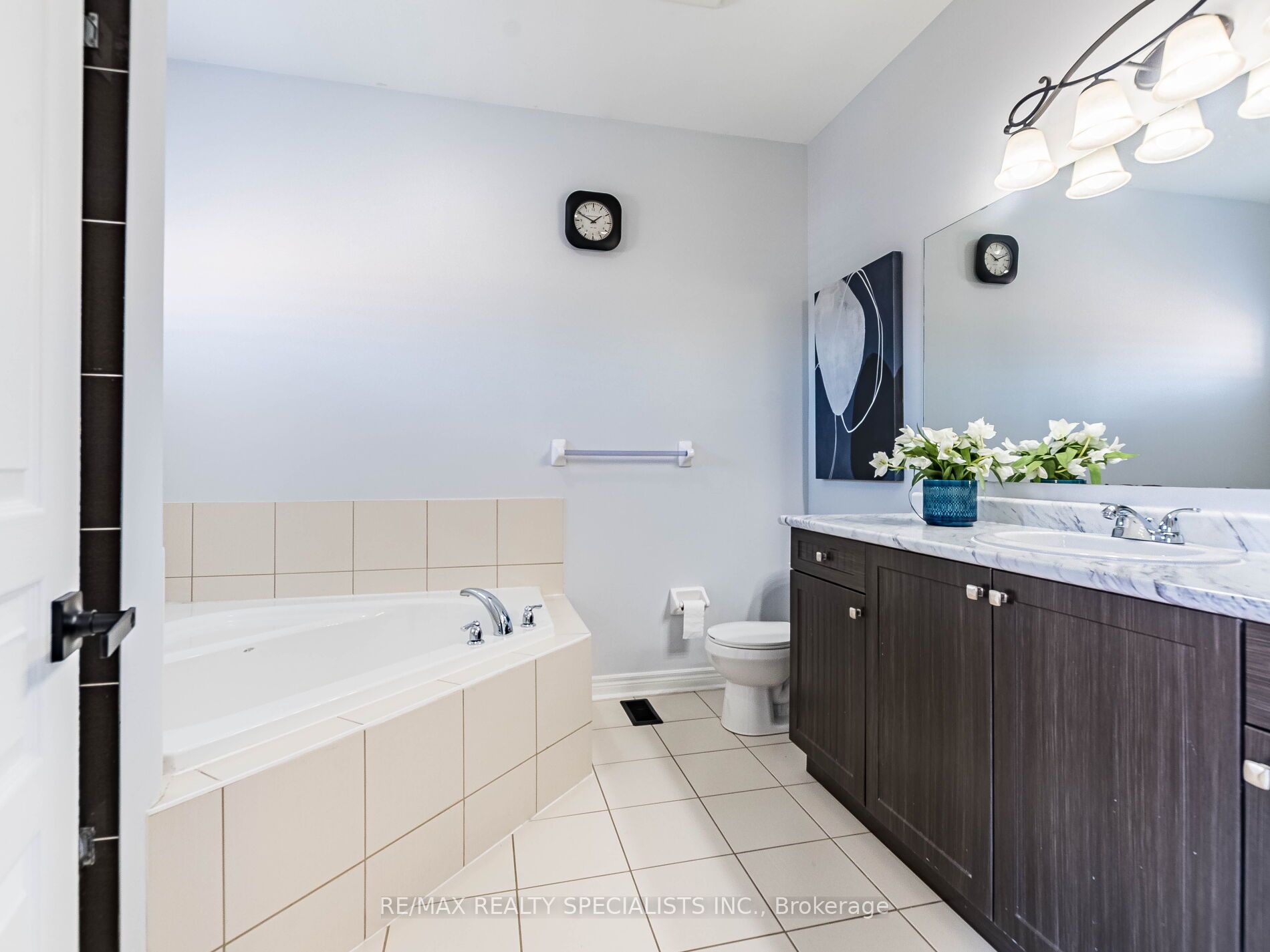107 Aylesbury Dr E