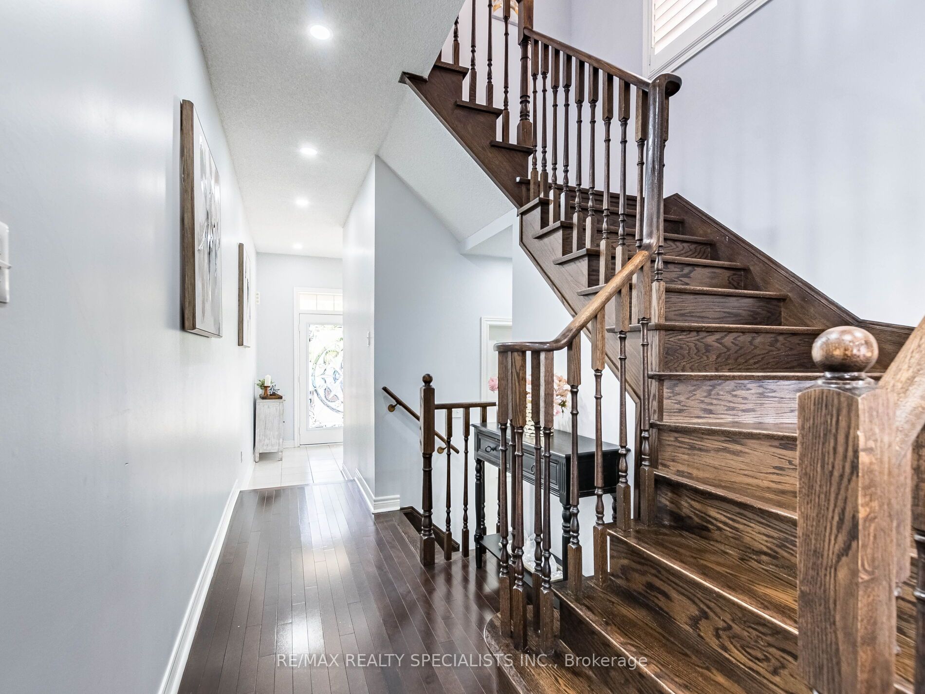 107 Aylesbury Dr E