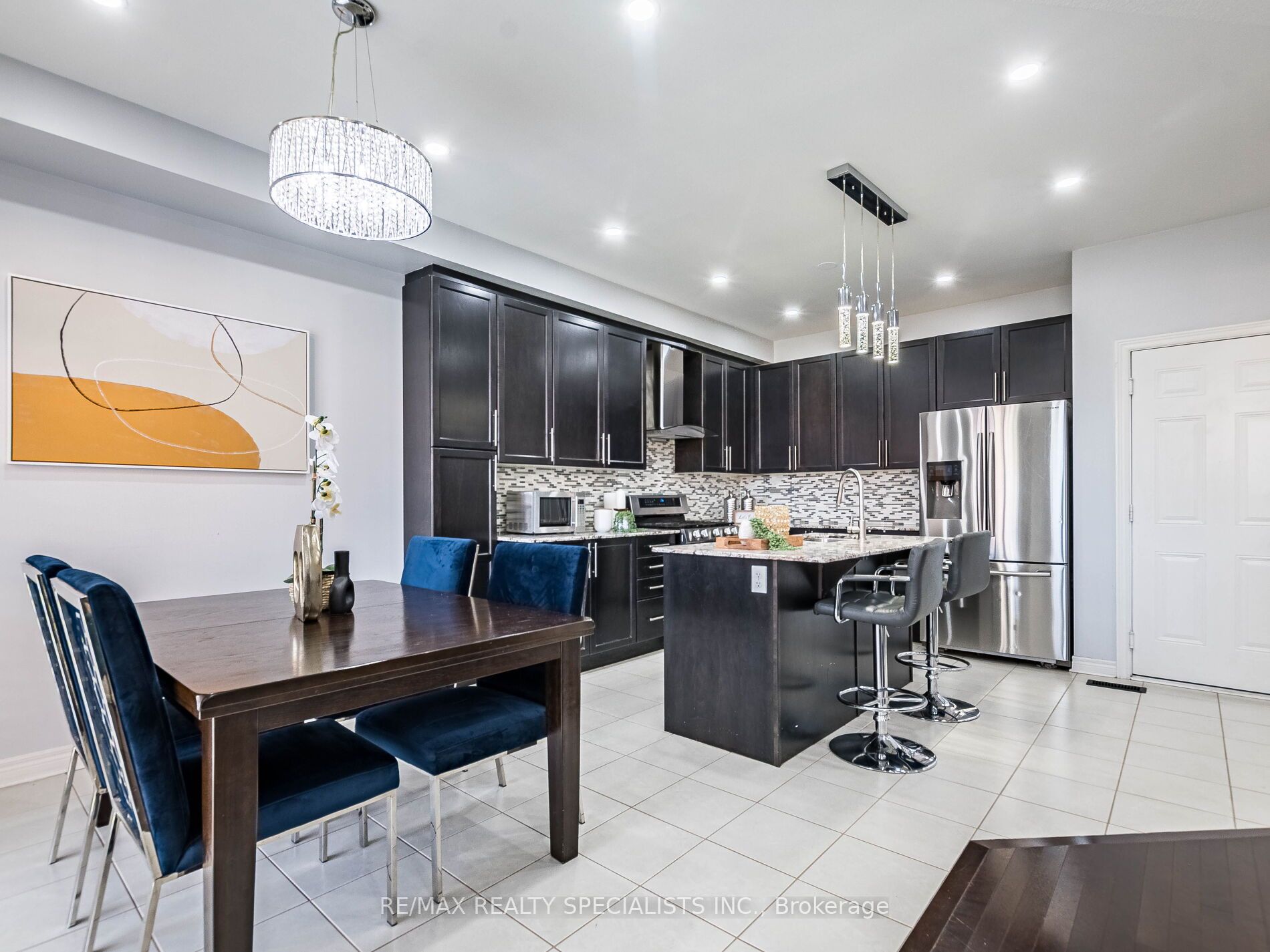 107 Aylesbury Dr E