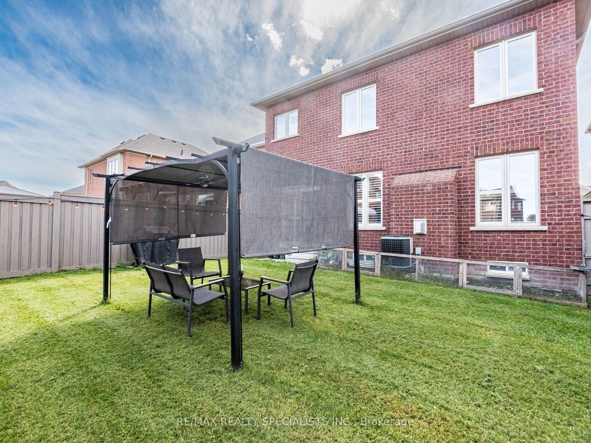 107 Aylesbury Dr E