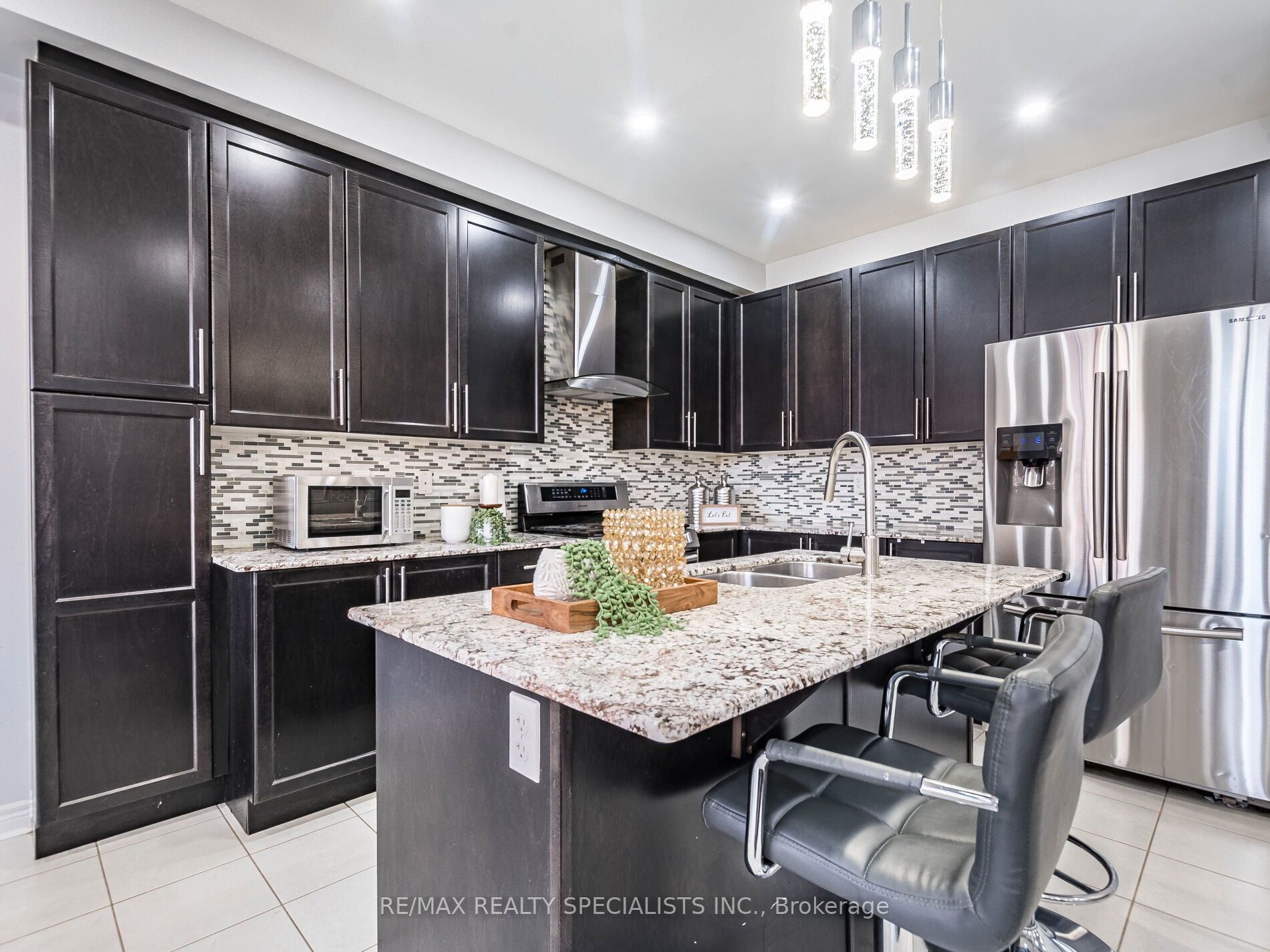 107 Aylesbury Dr E