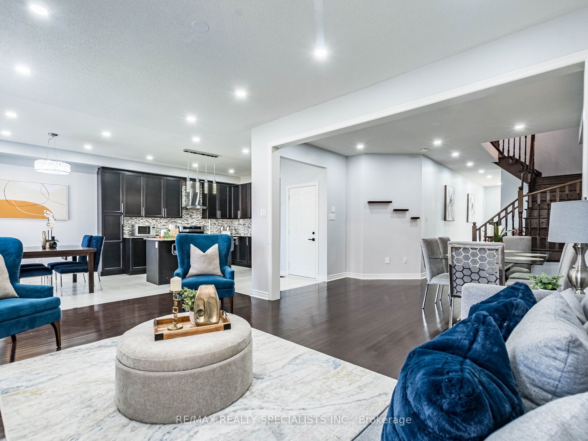 107 Aylesbury Dr E