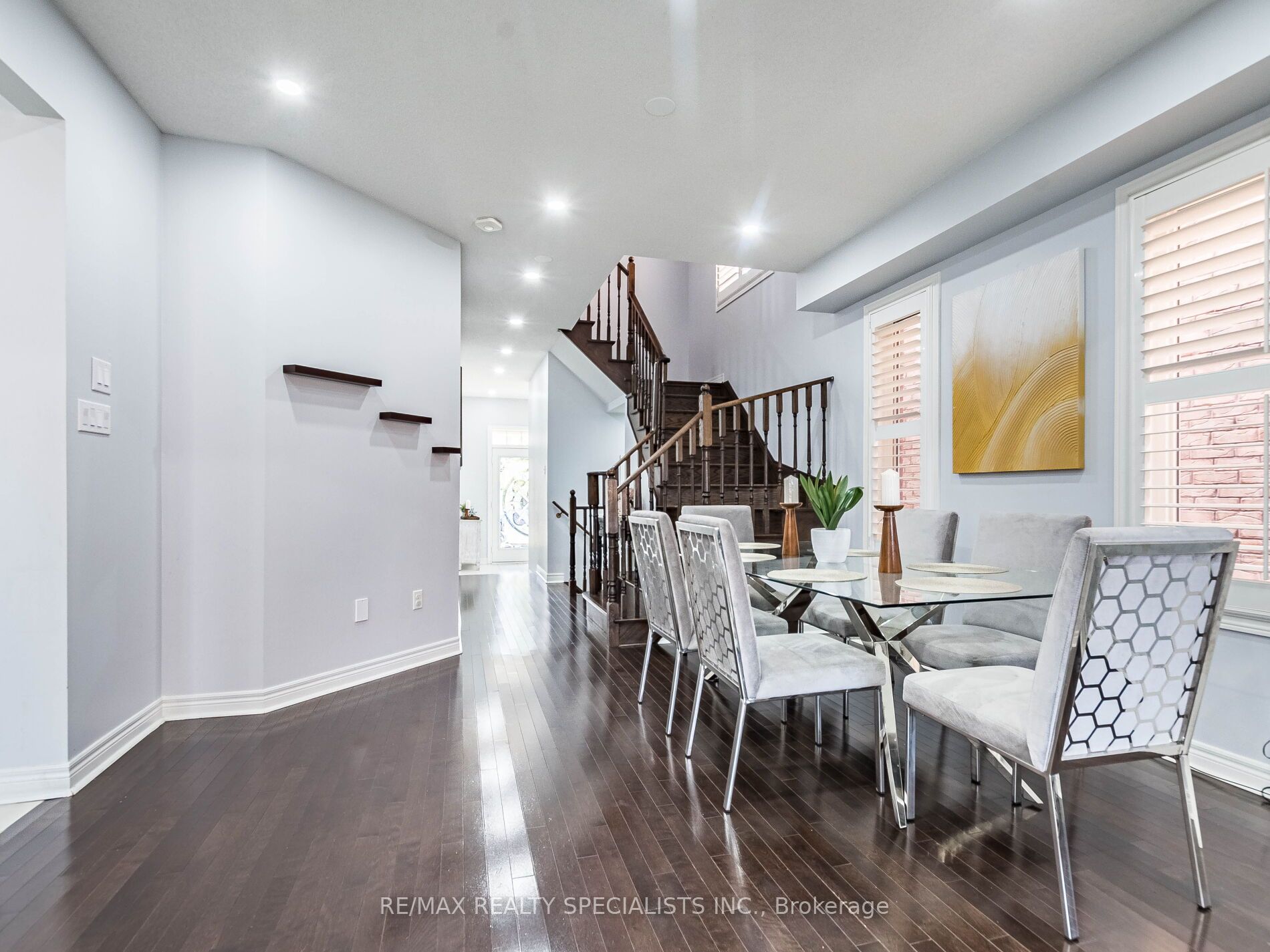 107 Aylesbury Dr E