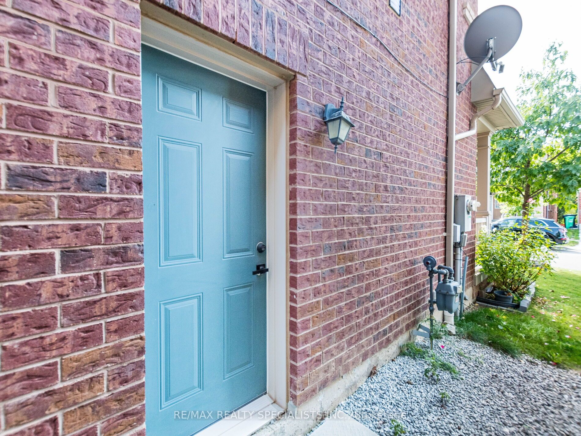 107 Aylesbury Dr E