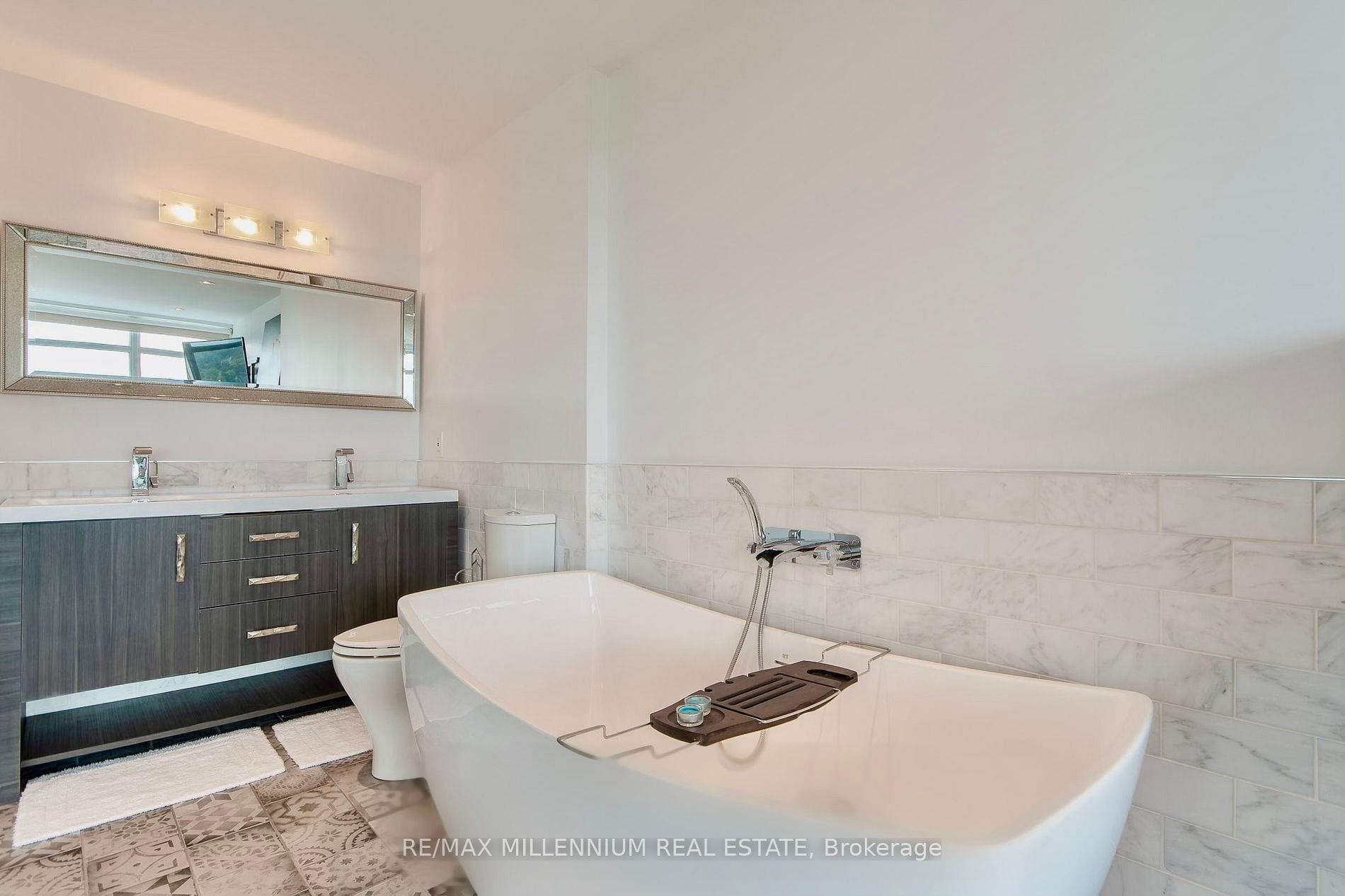 250 Manitoba St, #827