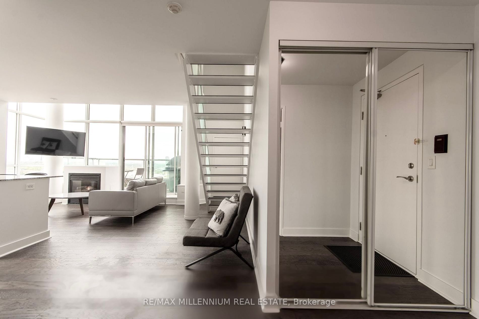 250 Manitoba St, #827