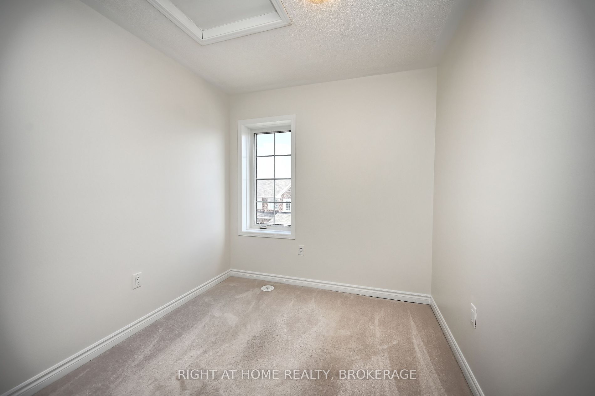 689 Laking Terrace