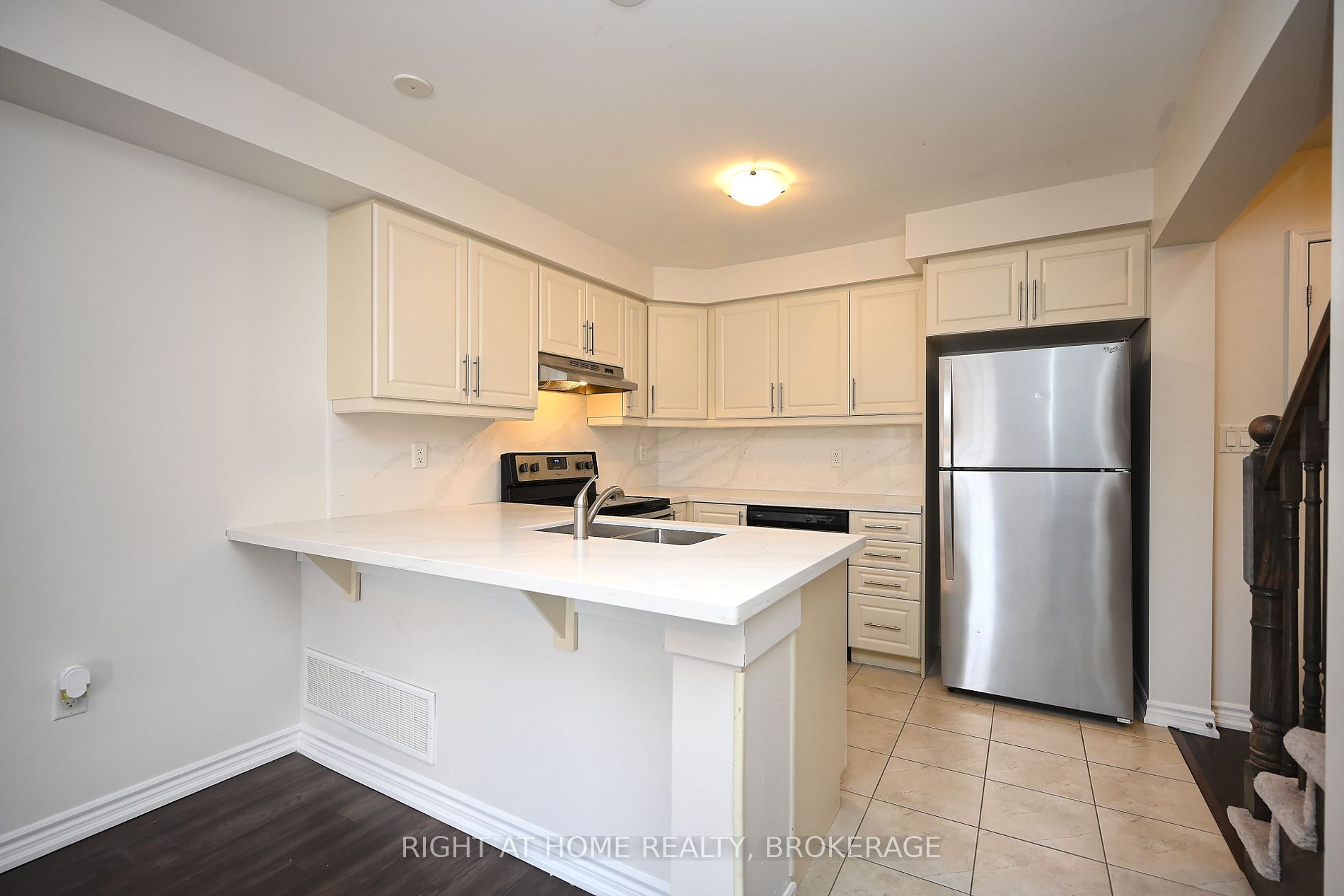 689 Laking Terrace