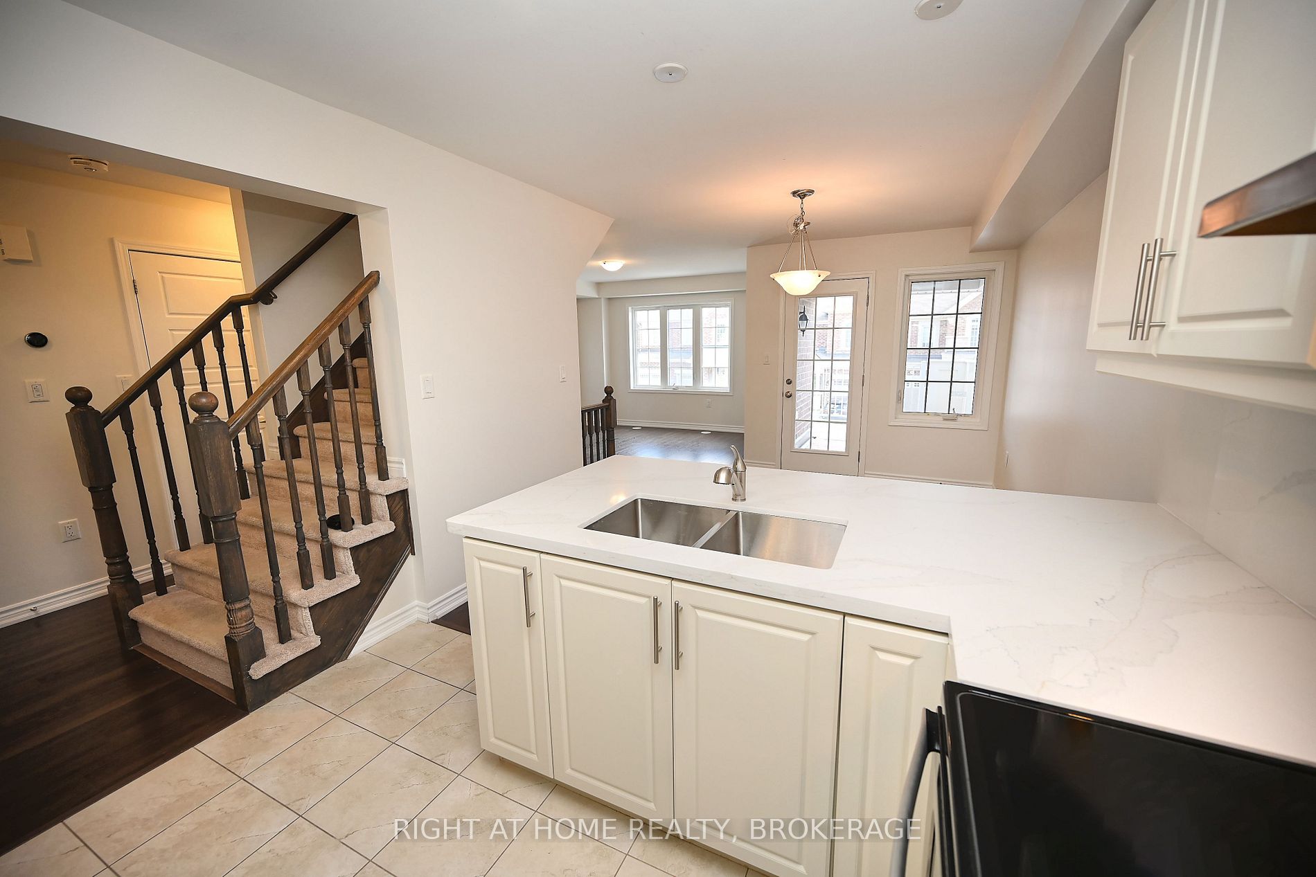689 Laking Terrace