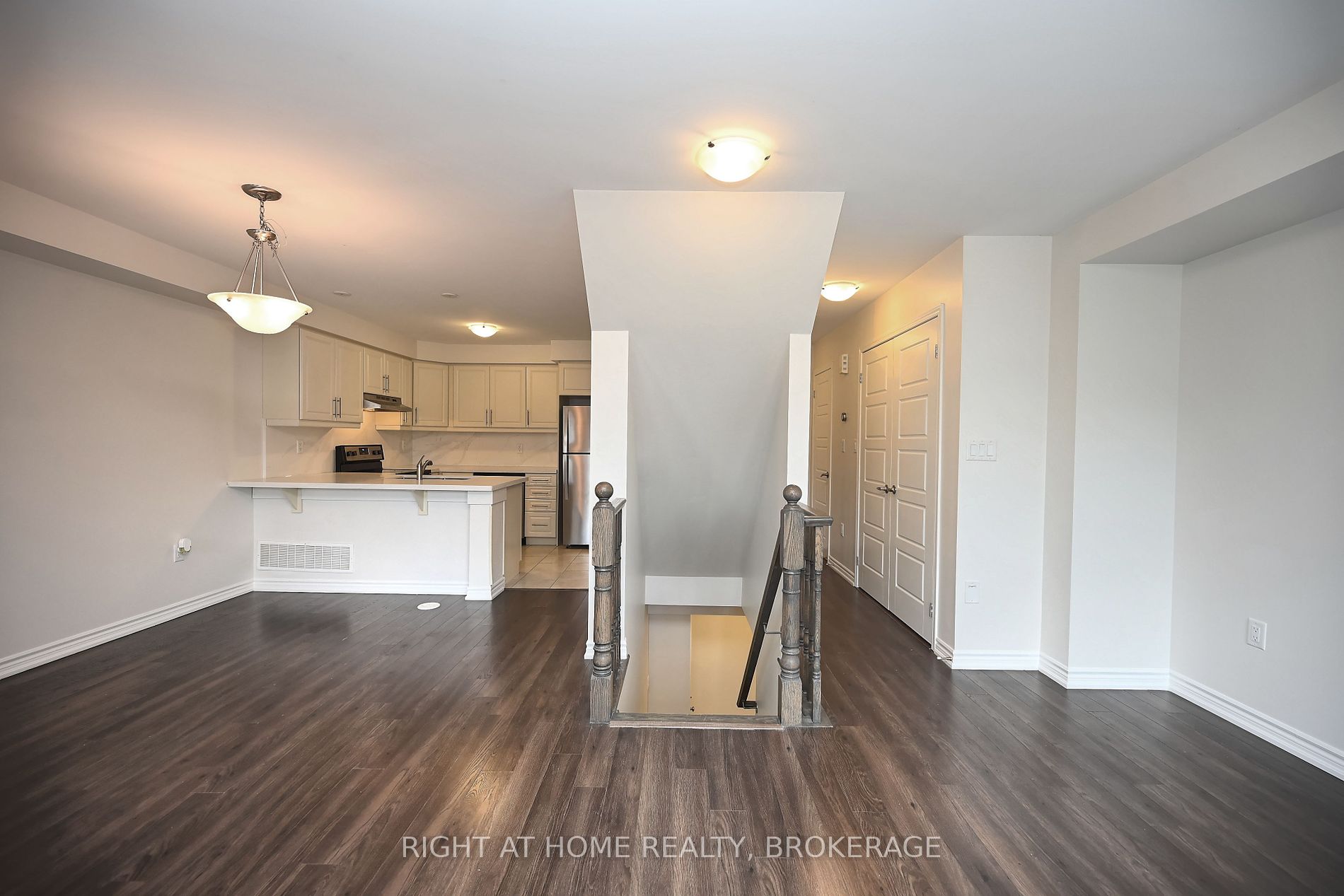 689 Laking Terrace