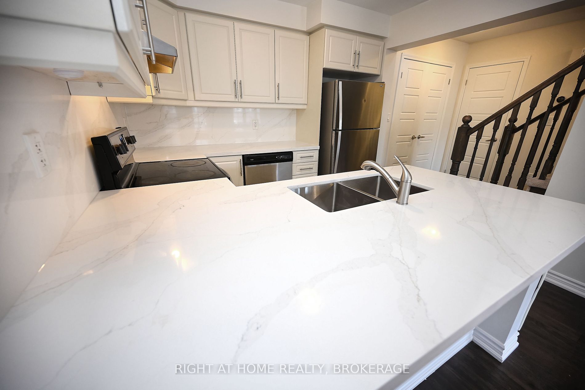 689 Laking Terrace