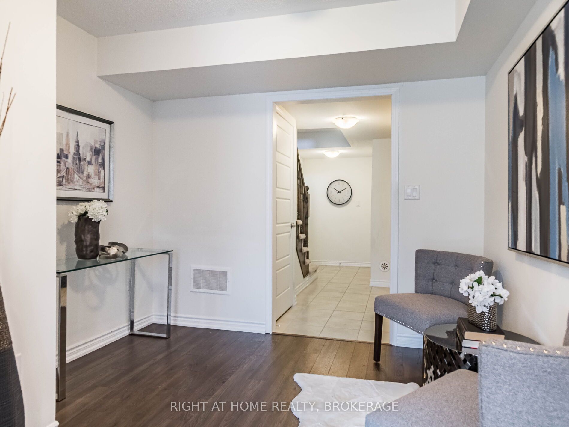 689 Laking Terrace