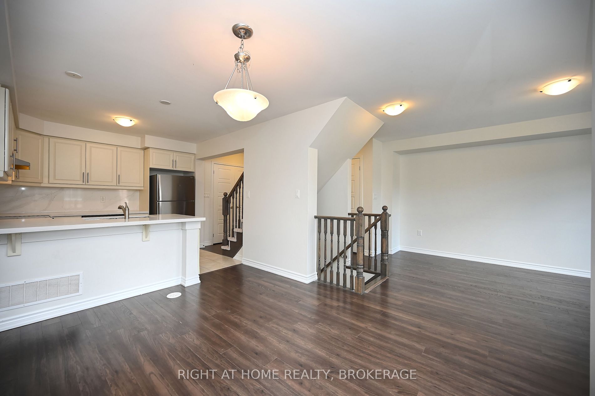 689 Laking Terrace