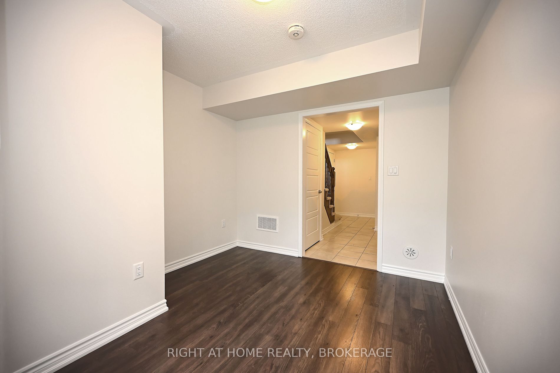 689 Laking Terrace
