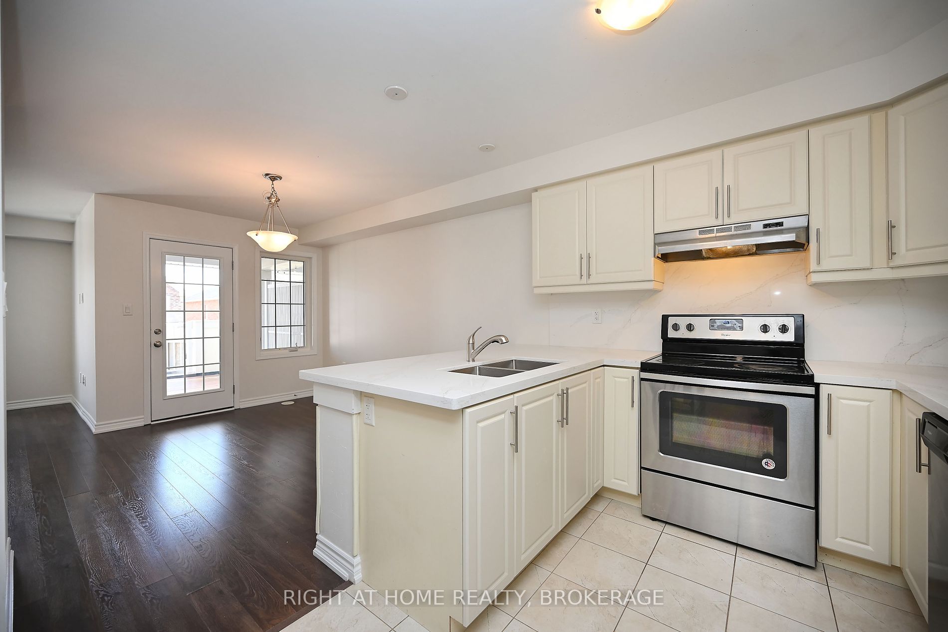 689 Laking Terrace