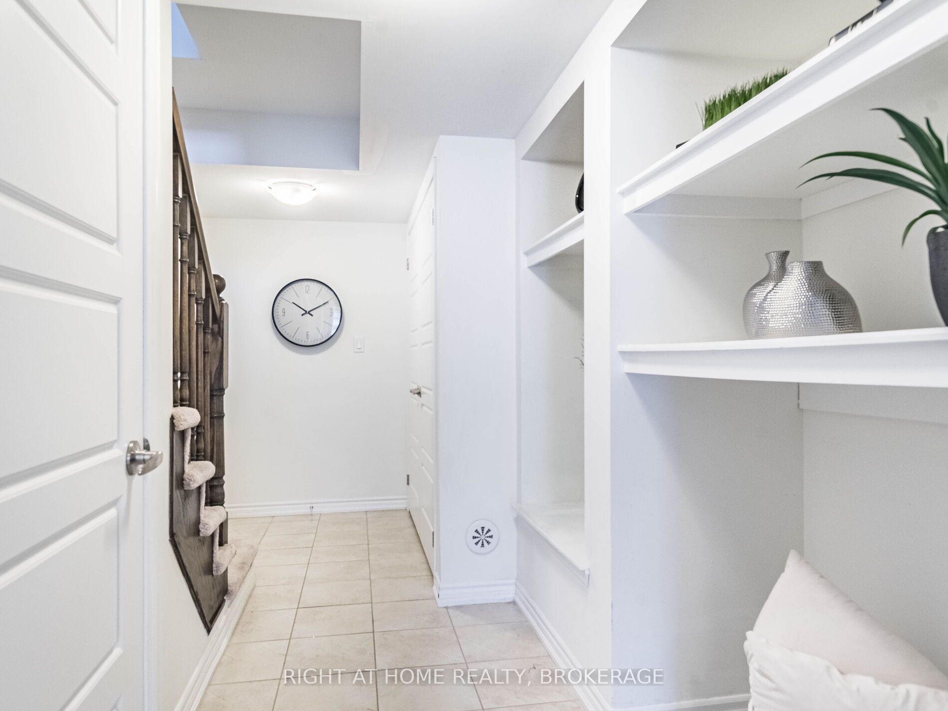 689 Laking Terrace