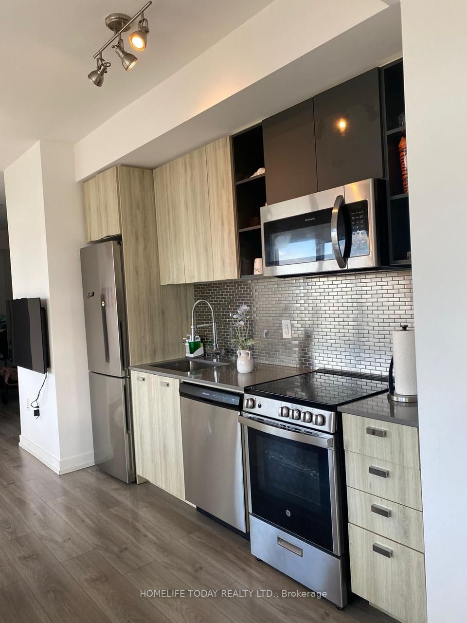 10 De Boers Dr, #601