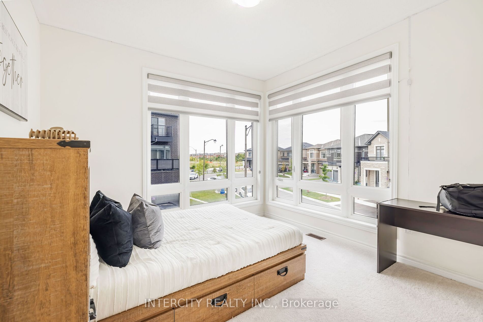 54 Moorcroft Pl