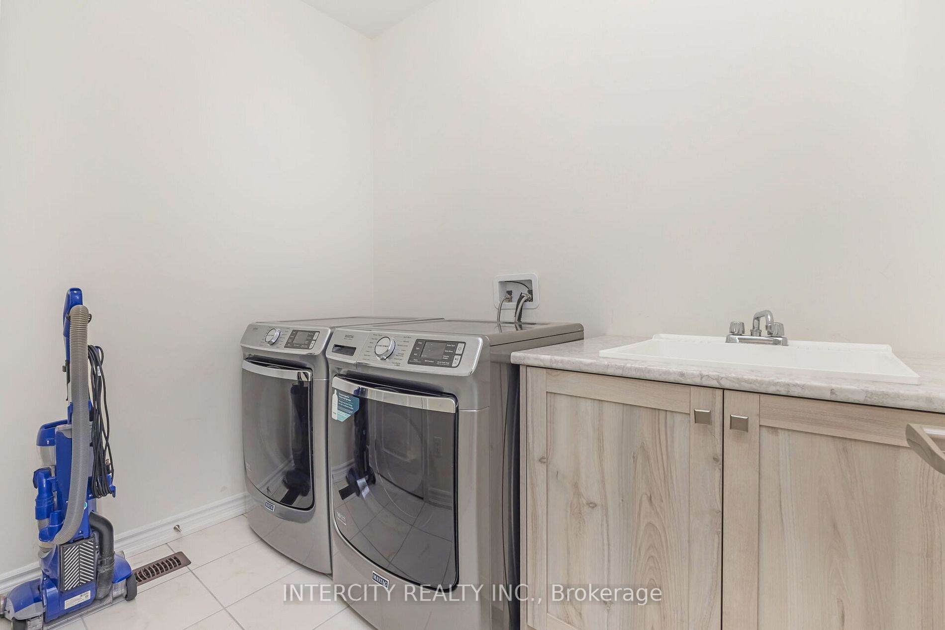 54 Moorcroft Pl