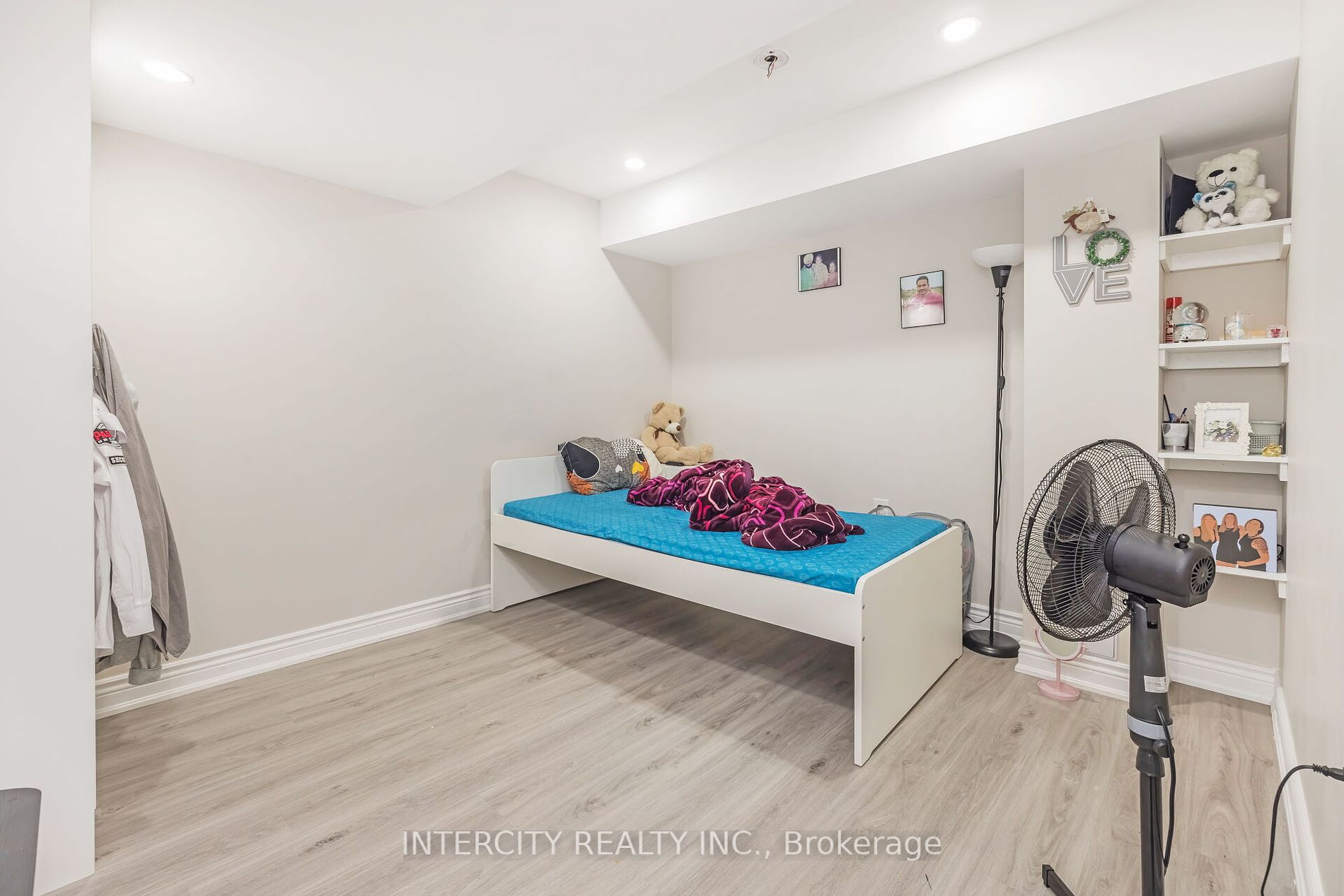 54 Moorcroft Pl