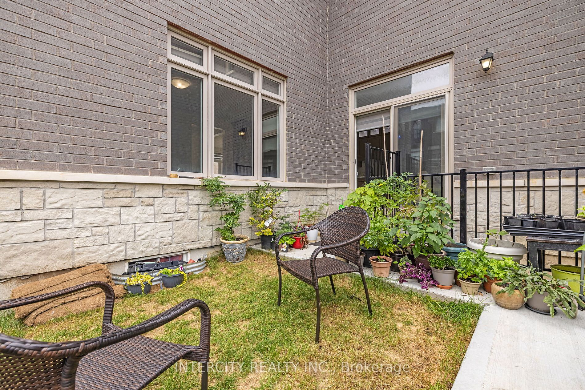 54 Moorcroft Pl