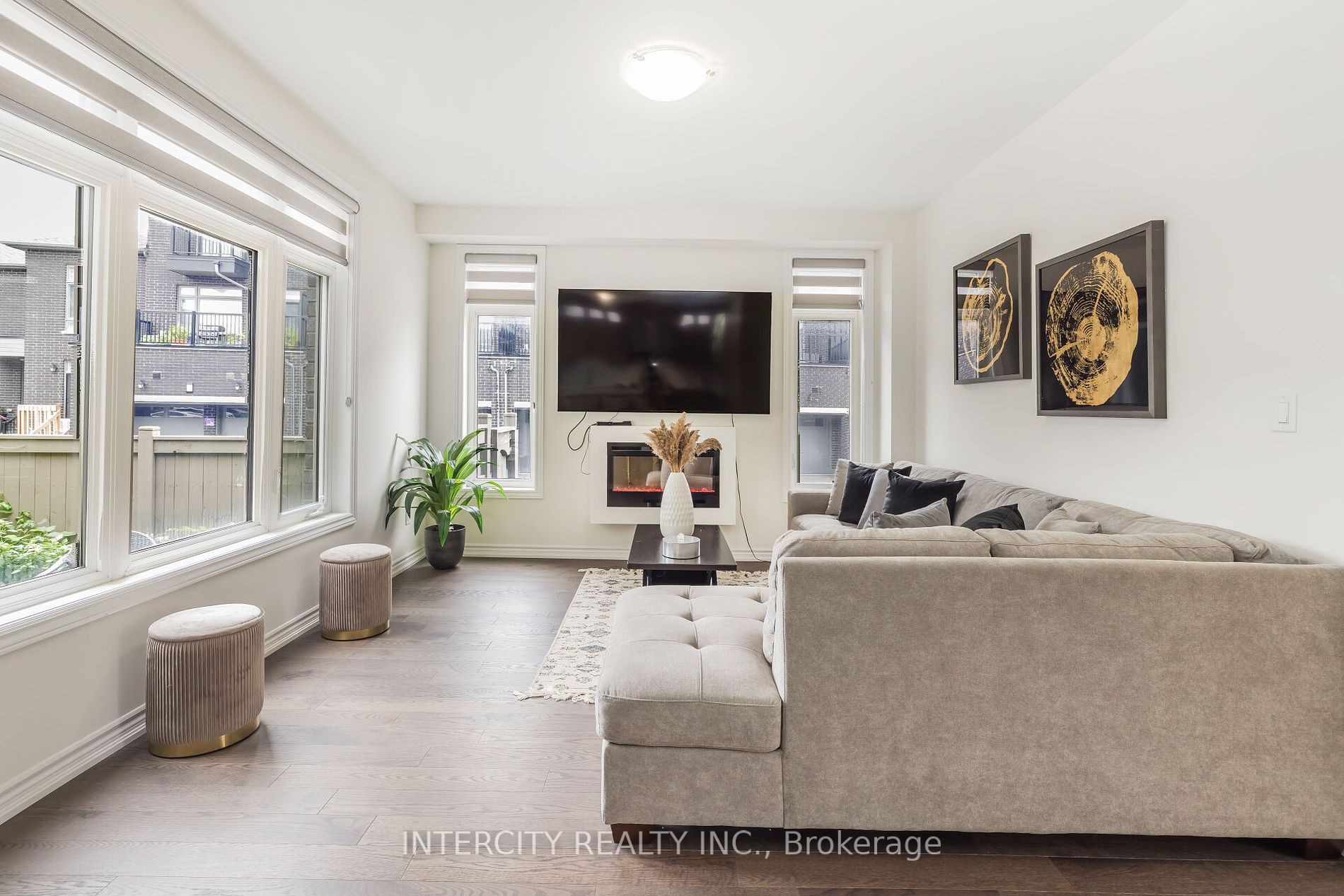 54 Moorcroft Pl