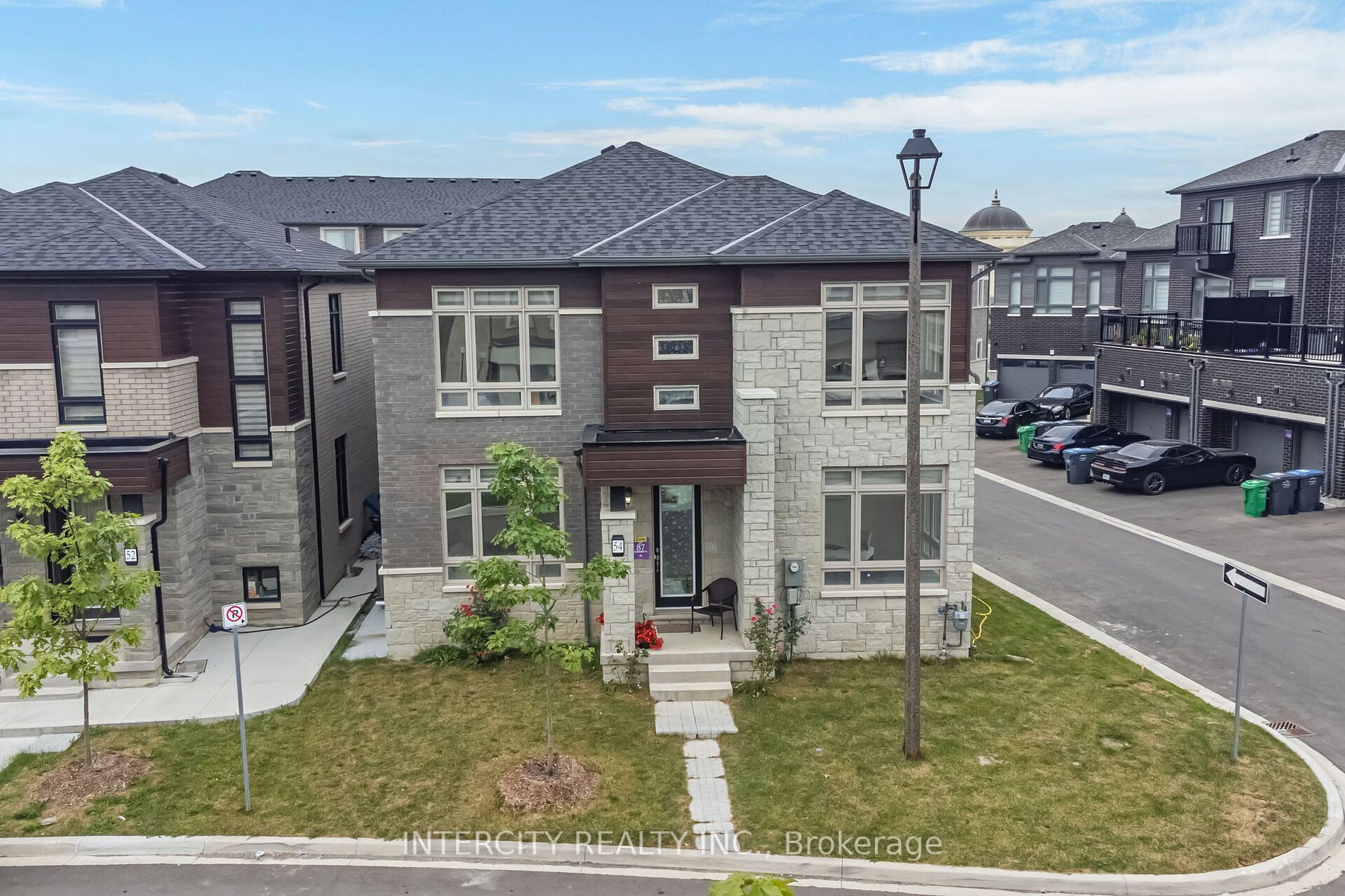 54 Moorcroft Pl