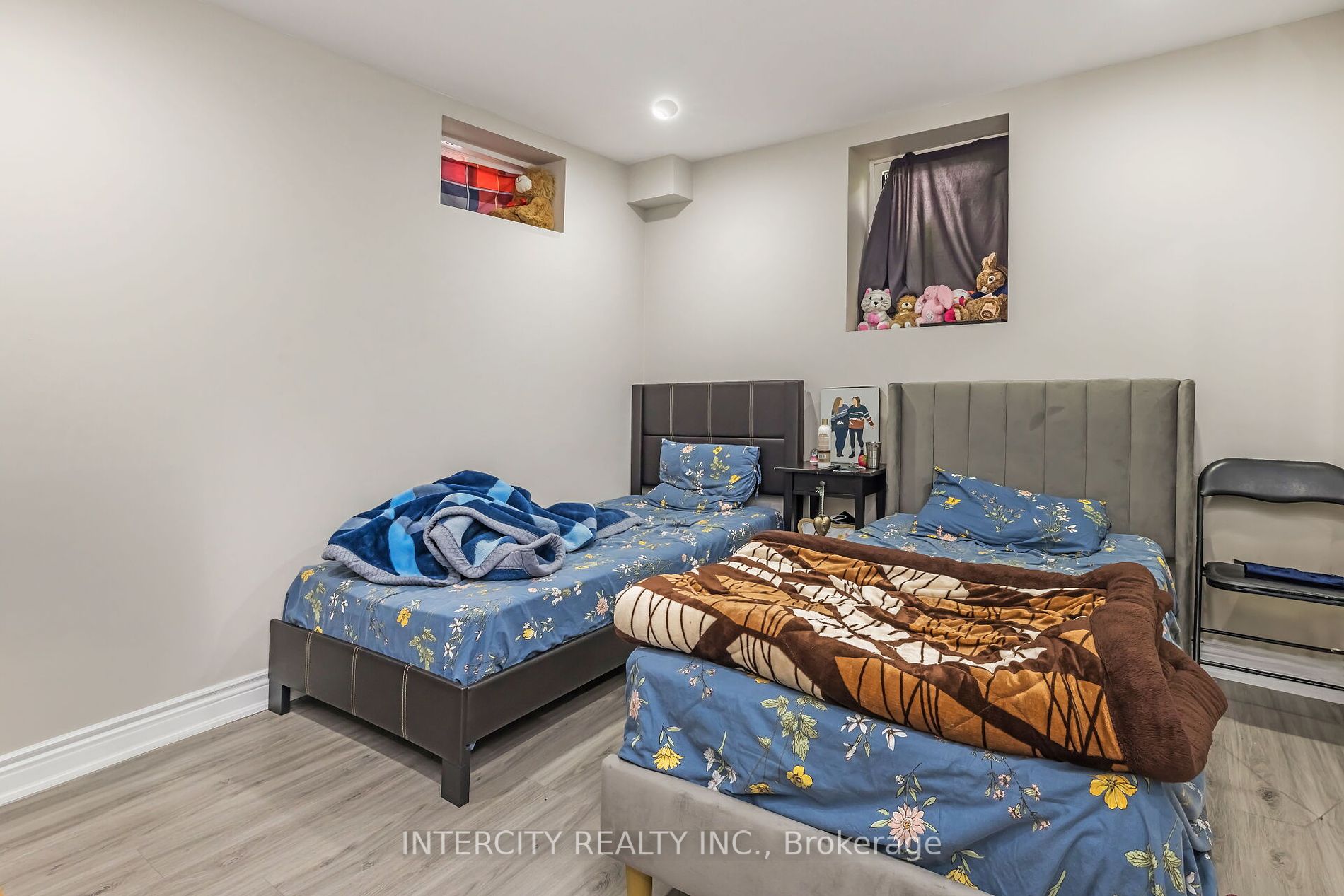 54 Moorcroft Pl