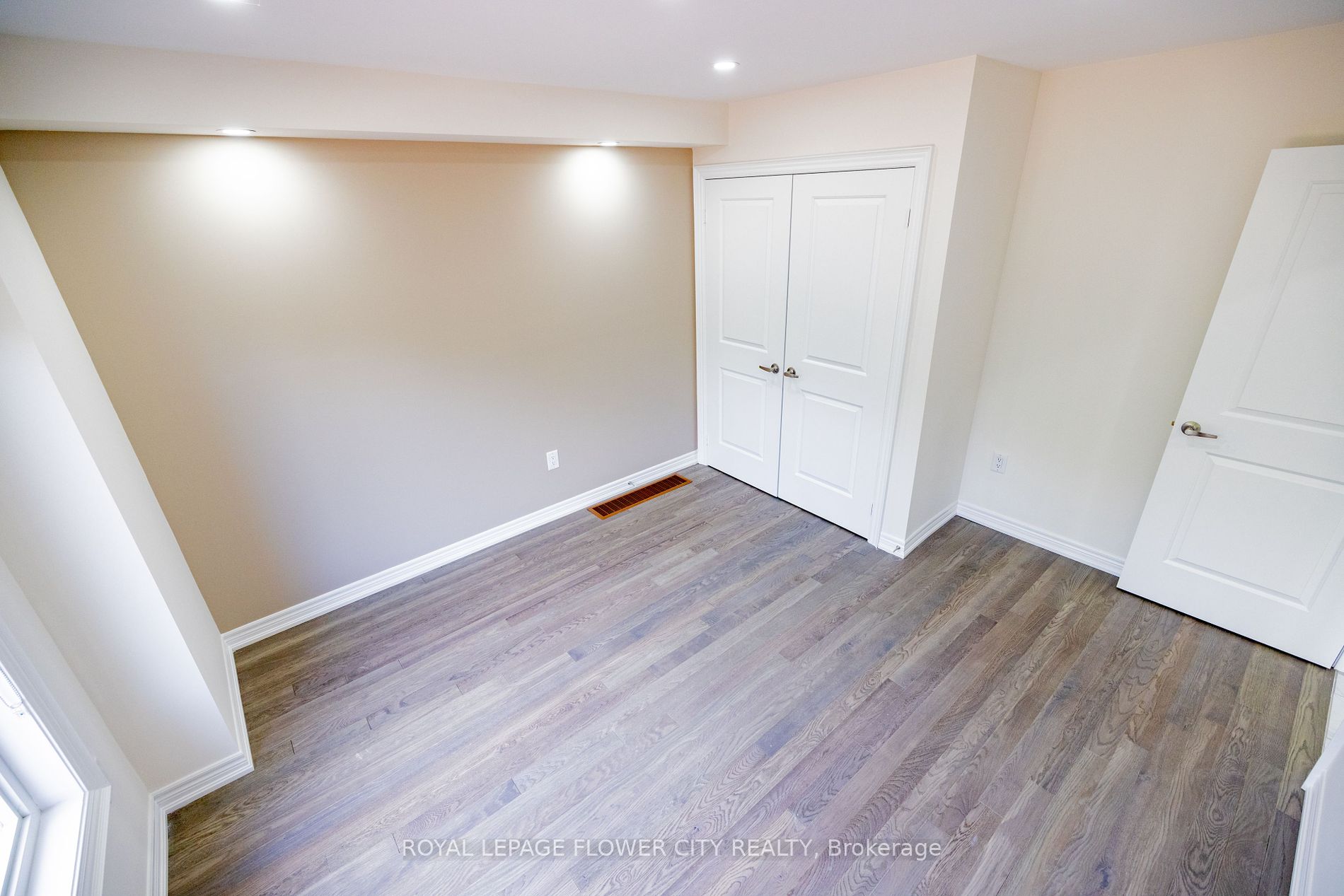 38 Queenpost Dr
