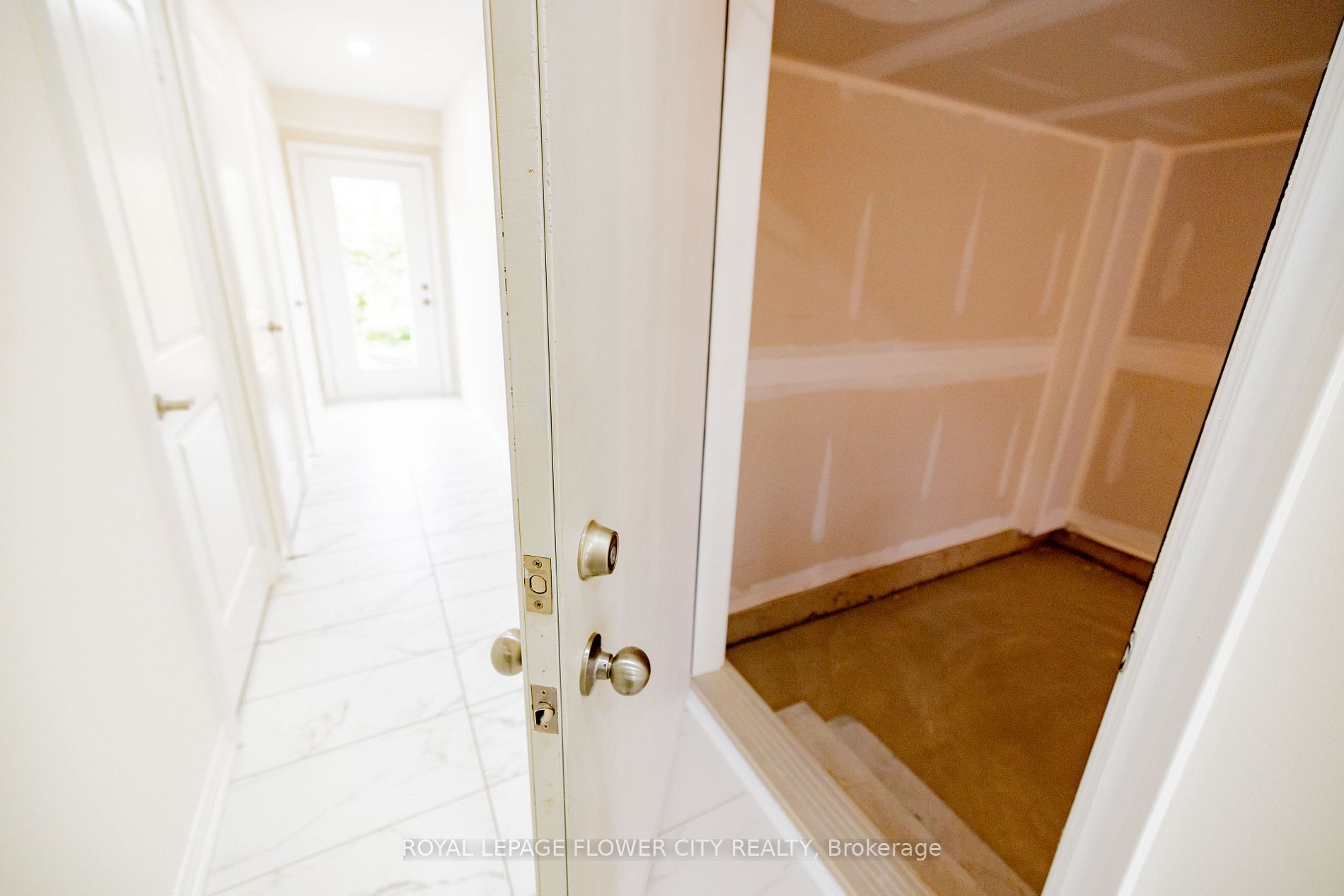 38 Queenpost Dr