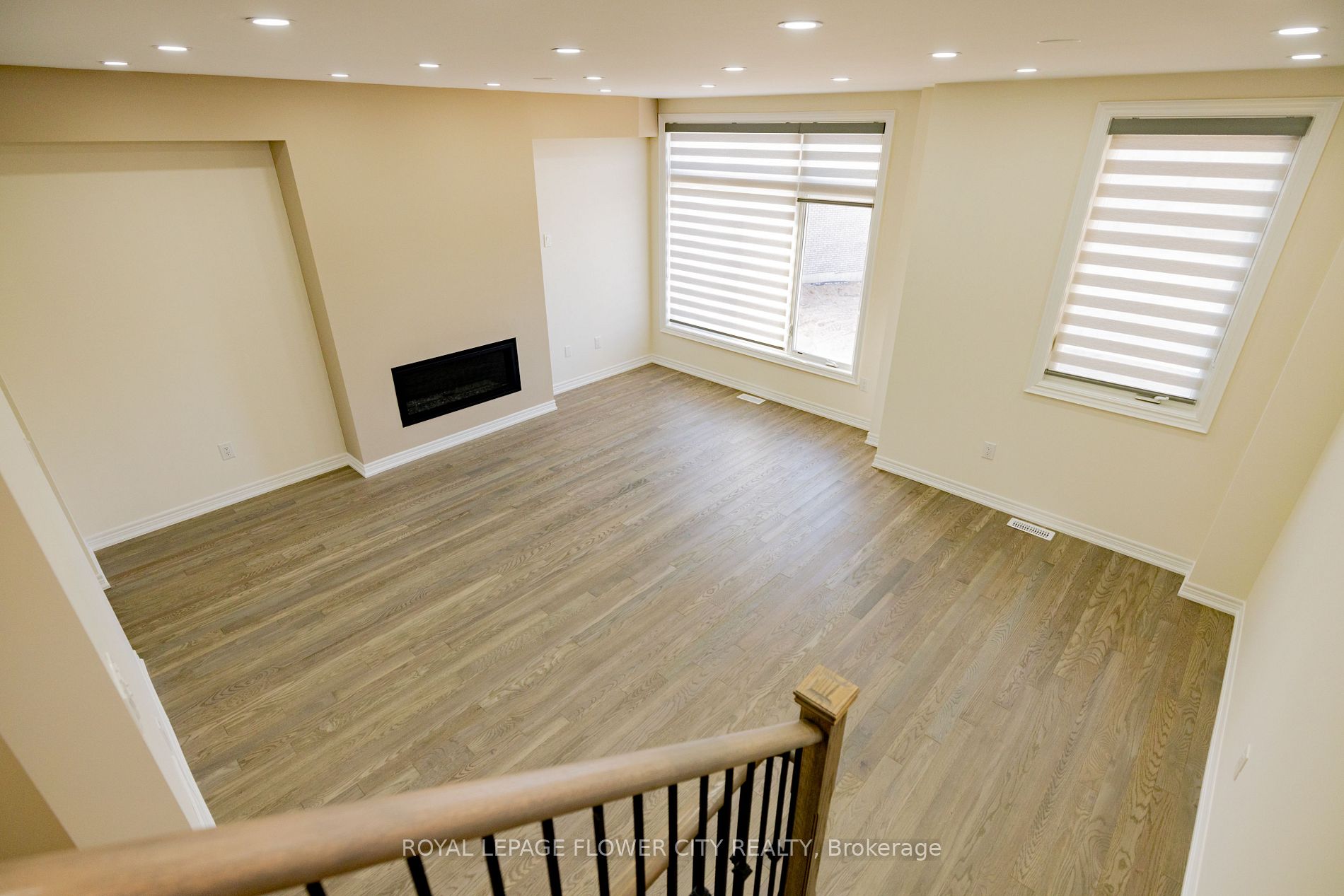 38 Queenpost Dr