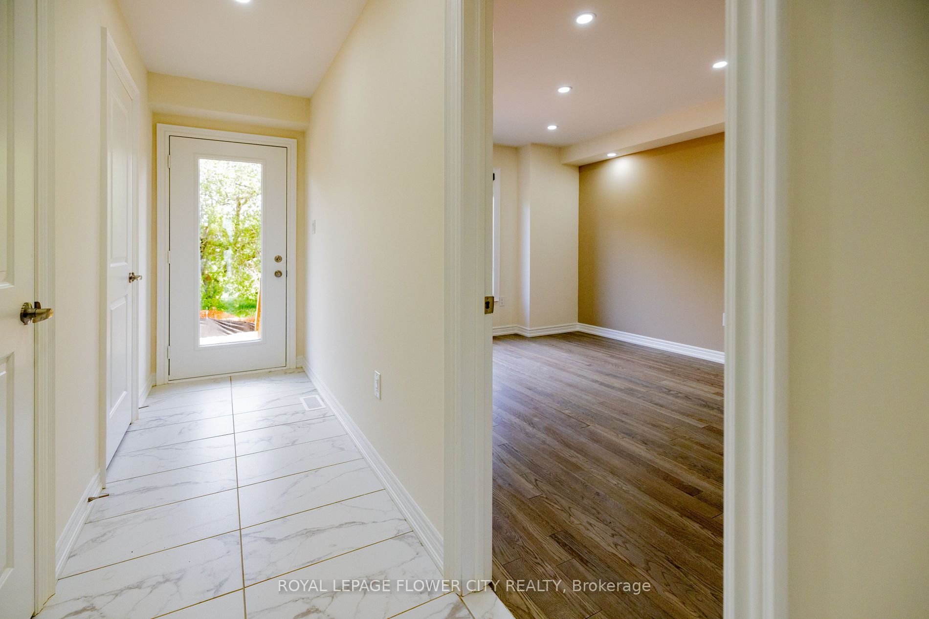 38 Queenpost Dr