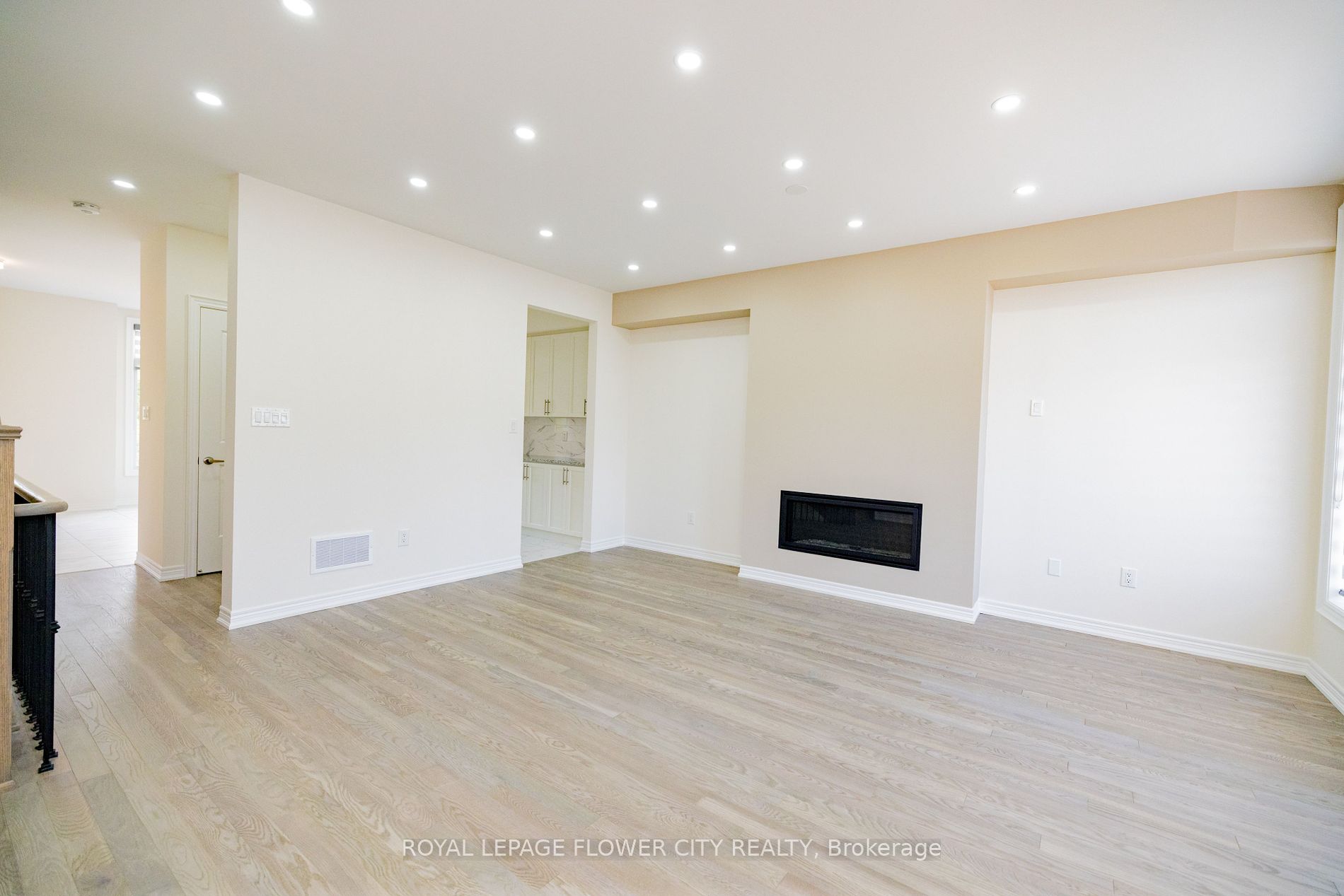 38 Queenpost Dr