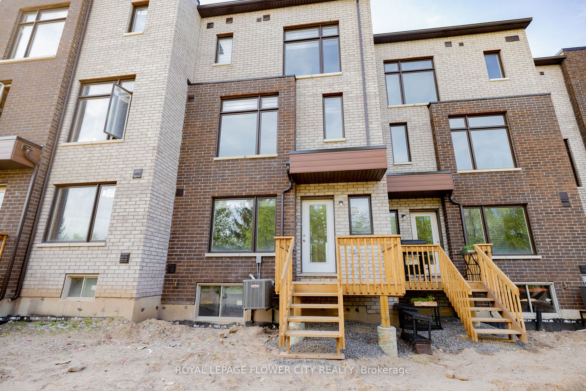 38 Queenpost Dr