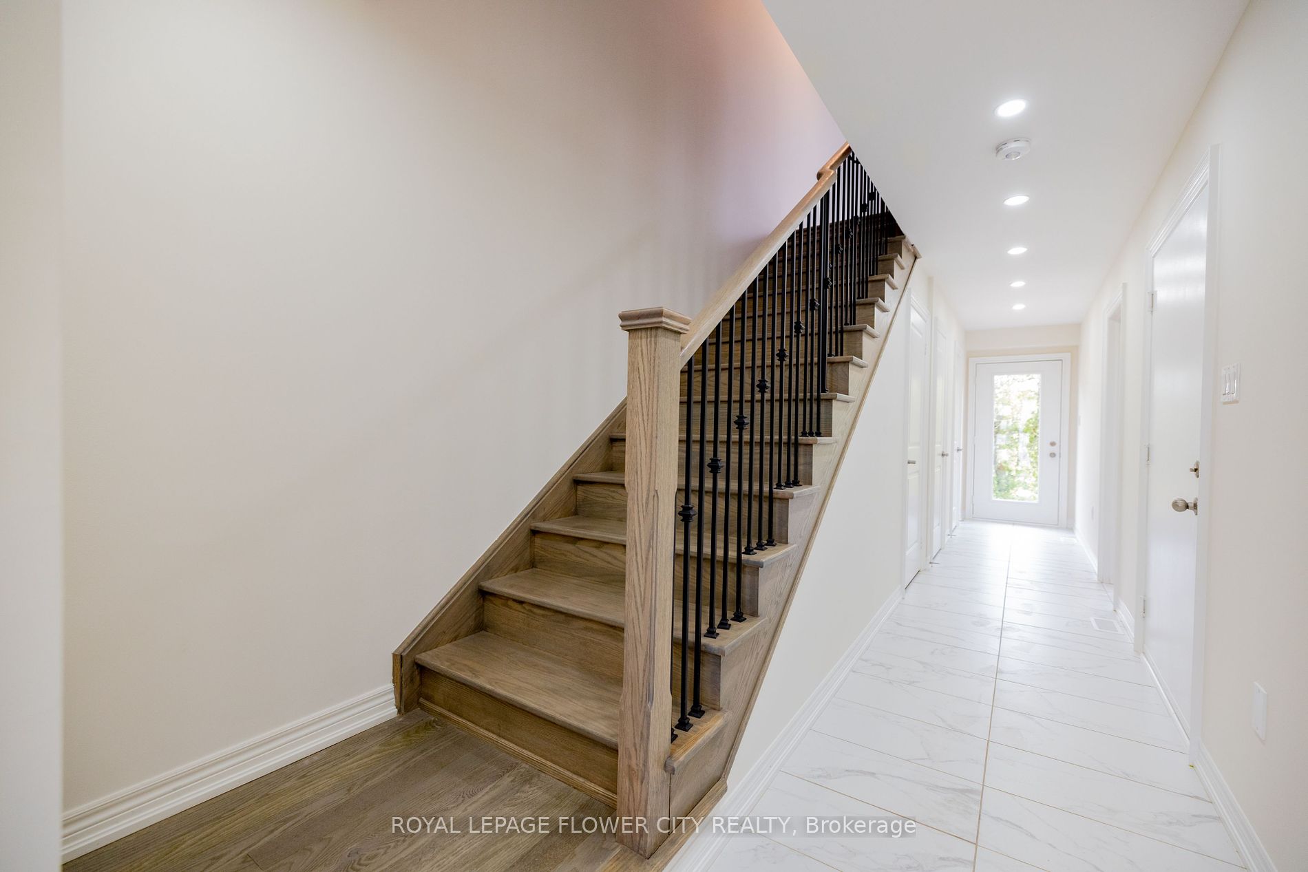 38 Queenpost Dr