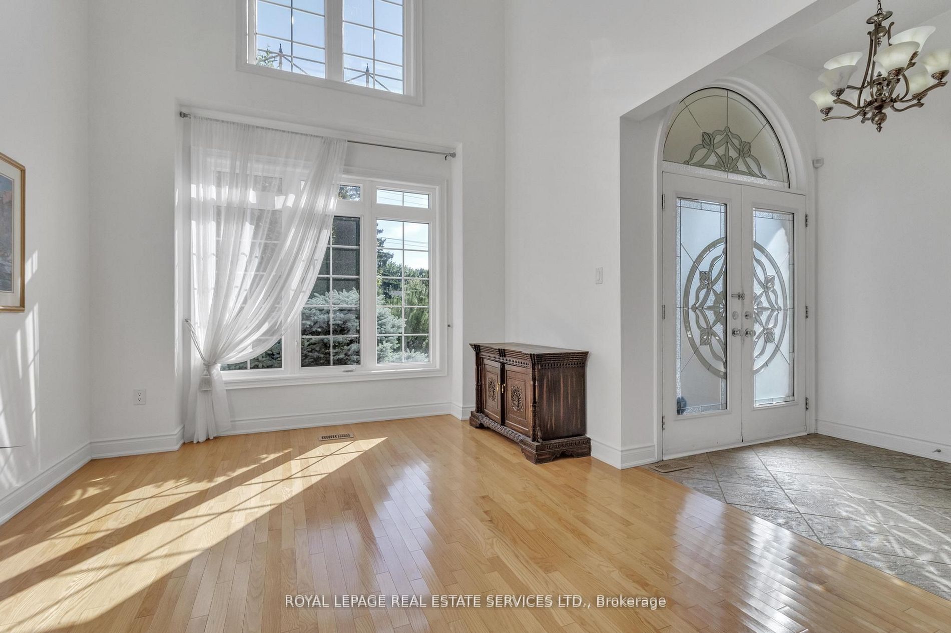 215 Burloak Dr
