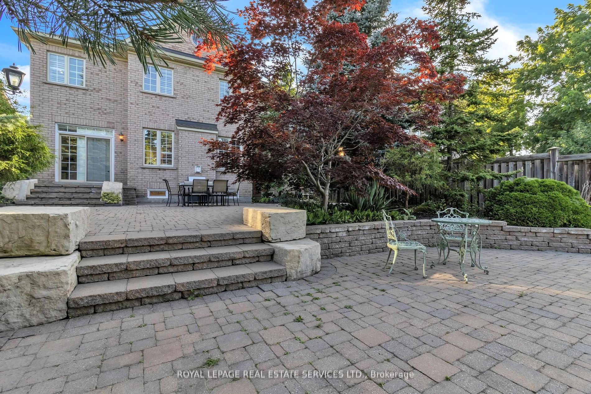 215 Burloak Dr