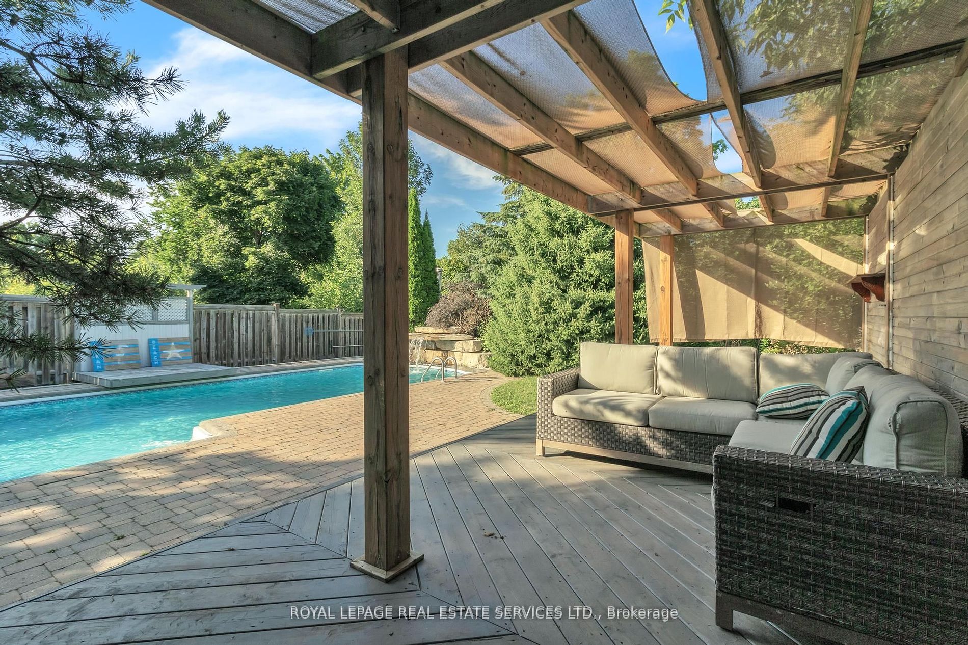 215 Burloak Dr