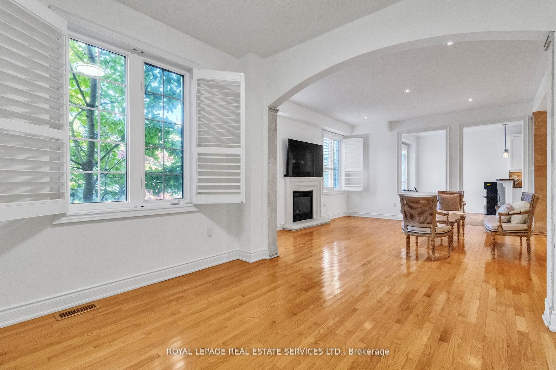 215 Burloak Dr