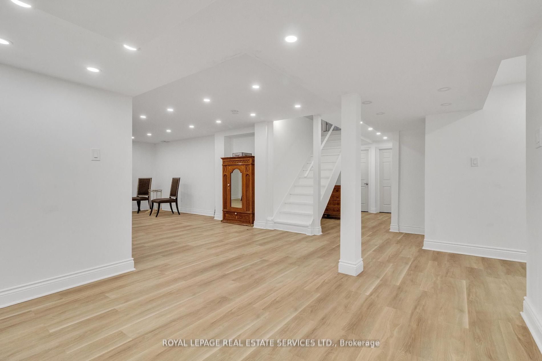 215 Burloak Dr