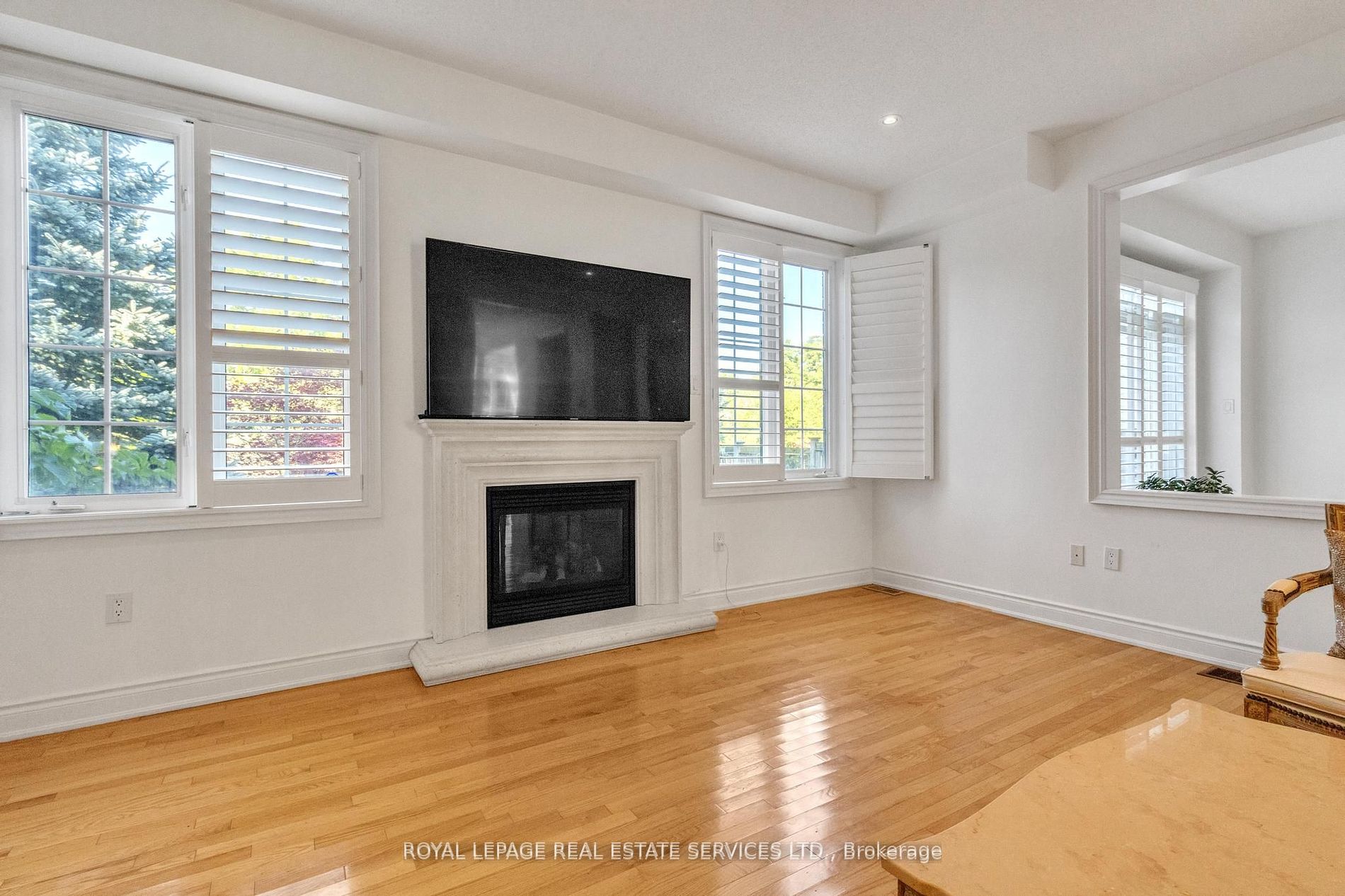 215 Burloak Dr