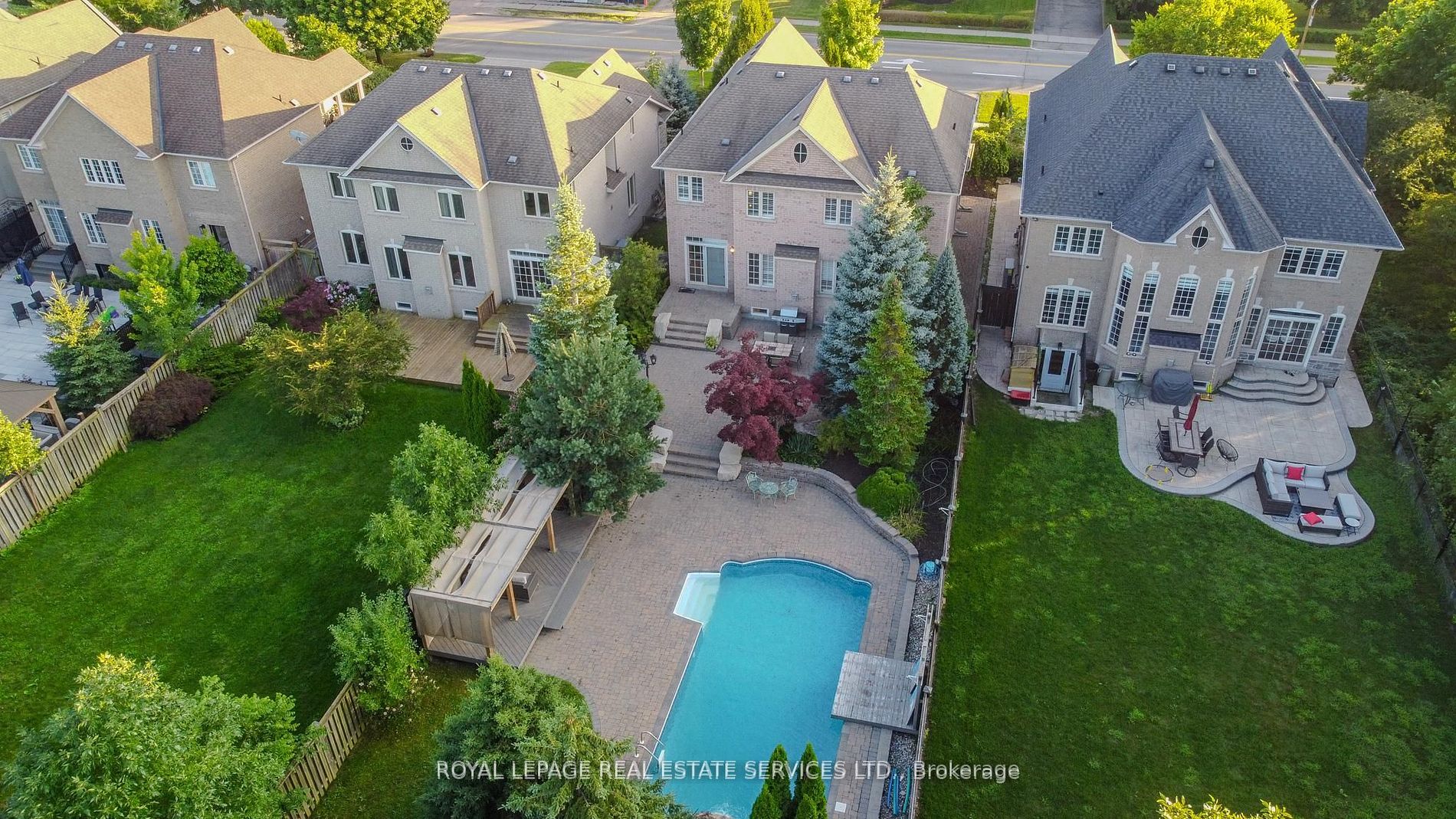 215 Burloak Dr