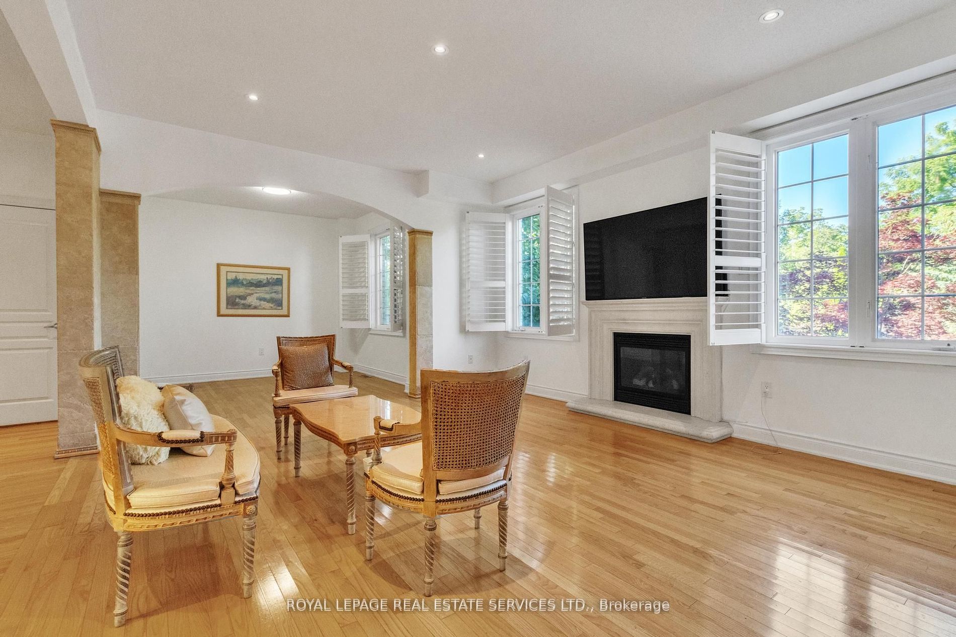 215 Burloak Dr