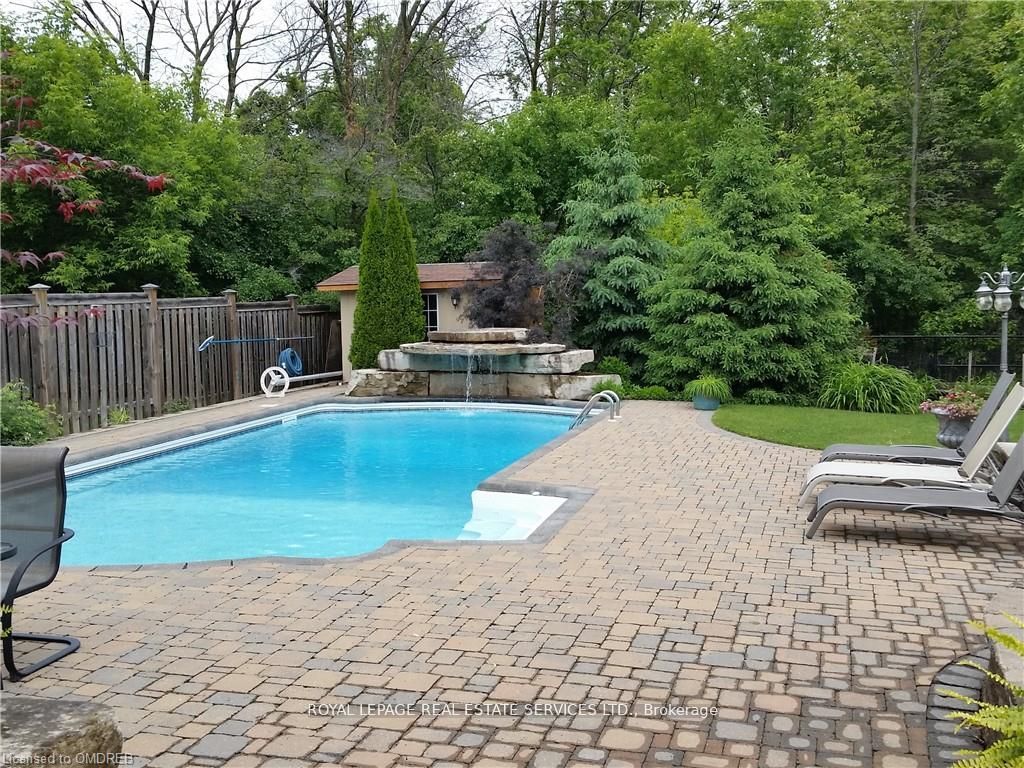215 Burloak Dr