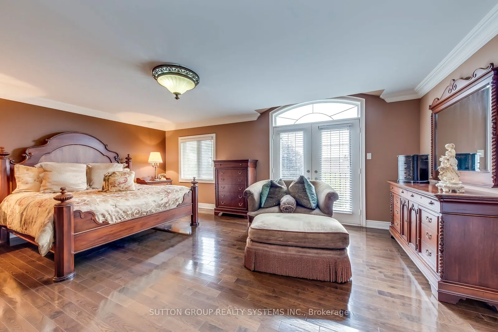 2284 Nena Cres